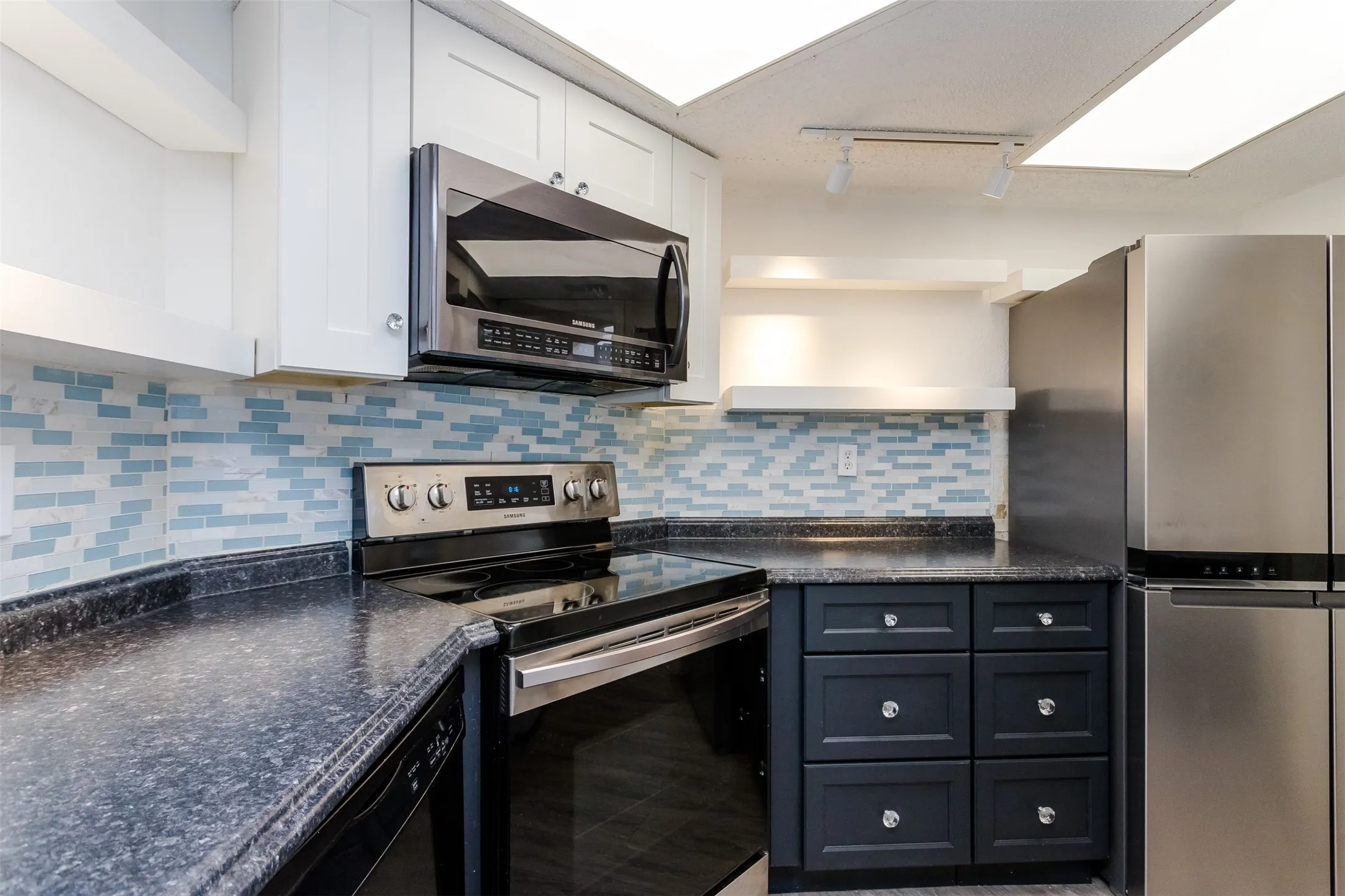 Condominium For Rent in Dallas County , 5590 Spring Valley Road F206, Dallas, Texas 75254, 2 Bedroom, 2 Bathroom, 1 Garage spaces, 870 Sqft, built in 1983, mls#21275554, Real Estate Agent in Dallas, Homes For Rent in Dallas county, Homes For Rent in Dallas, Realtor in Dallas Texas, Real Estate Brokerage Independent Realty Texas, Luminita Cordes Realtor