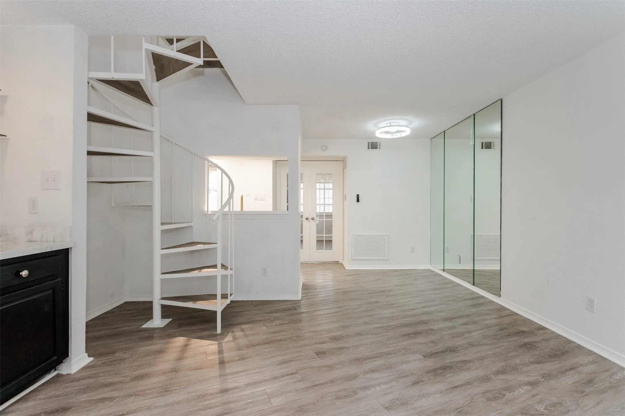 Condominium For Rent in Dallas County , 5590 Spring Valley Road F206, Dallas, Texas 75254, 2 Bedroom, 2 Bathroom, 1 Garage spaces, 870 Sqft, built in 1983, mls#21275554, Real Estate Agent in Dallas, Homes For Rent in Dallas county, Homes For Rent in Dallas, Realtor in Dallas Texas, Real Estate Brokerage Independent Realty Texas, Luminita Cordes Realtor