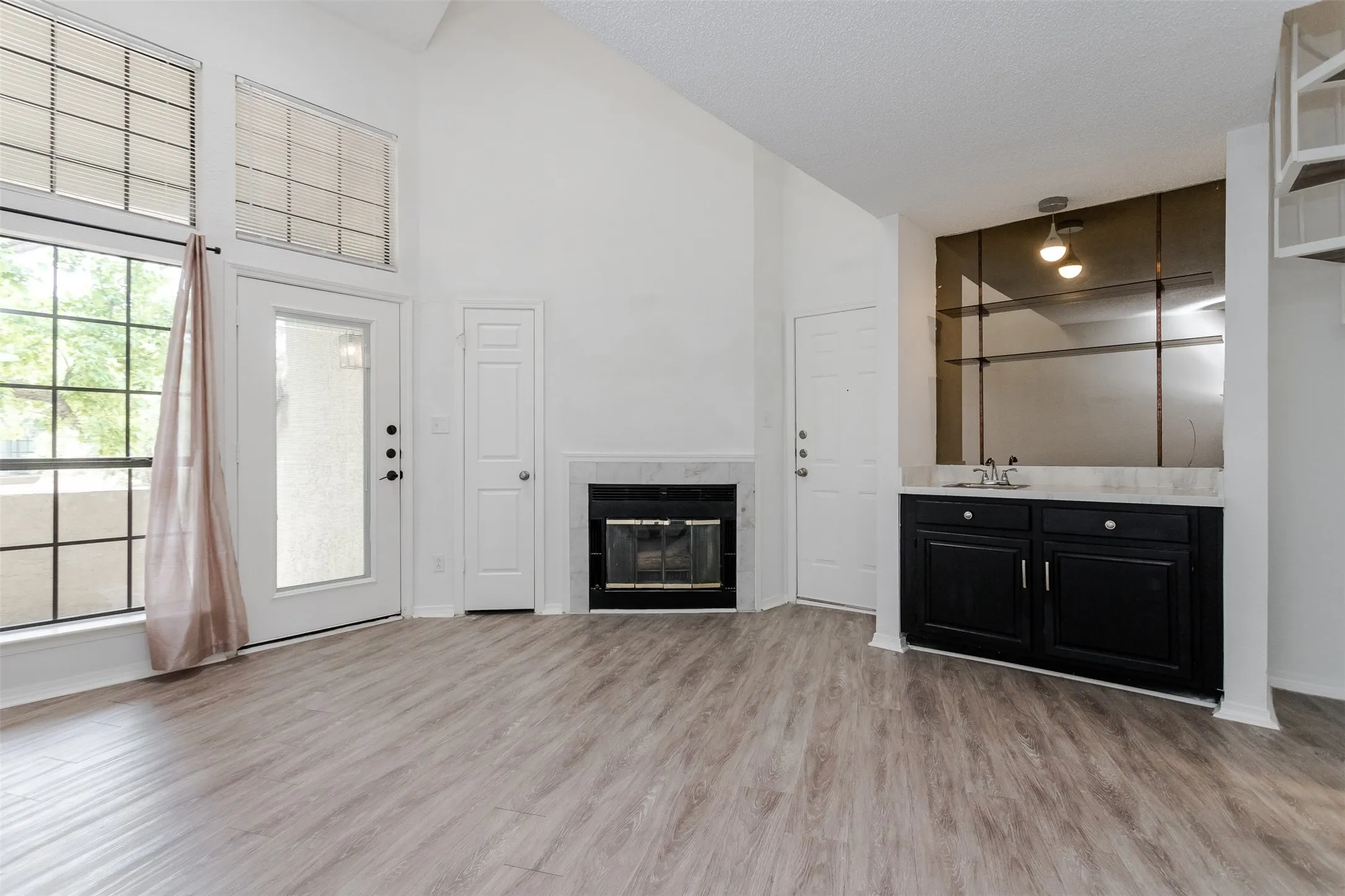 Condominium For Rent in Dallas County , 5590 Spring Valley Road F206, Dallas, Texas 75254, 2 Bedroom, 2 Bathroom, 1 Garage spaces, 870 Sqft, built in 1983, mls#21275554, Real Estate Agent in Dallas, Homes For Rent in Dallas county, Homes For Rent in Dallas, Realtor in Dallas Texas, Real Estate Brokerage Independent Realty Texas, Luminita Cordes Realtor