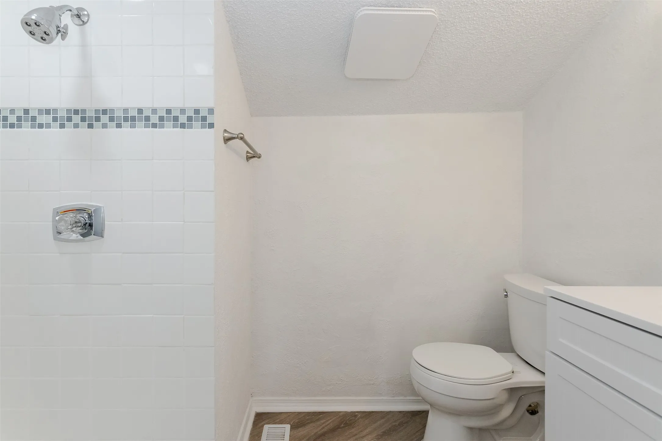 Condominium For Rent in Dallas County , 5590 Spring Valley Road F206, Dallas, Texas 75254, 2 Bedroom, 2 Bathroom, 1 Garage spaces, 870 Sqft, built in 1983, mls#21275554, Real Estate Agent in Dallas, Homes For Rent in Dallas county, Homes For Rent in Dallas, Realtor in Dallas Texas, Real Estate Brokerage Independent Realty Texas, Luminita Cordes Realtor