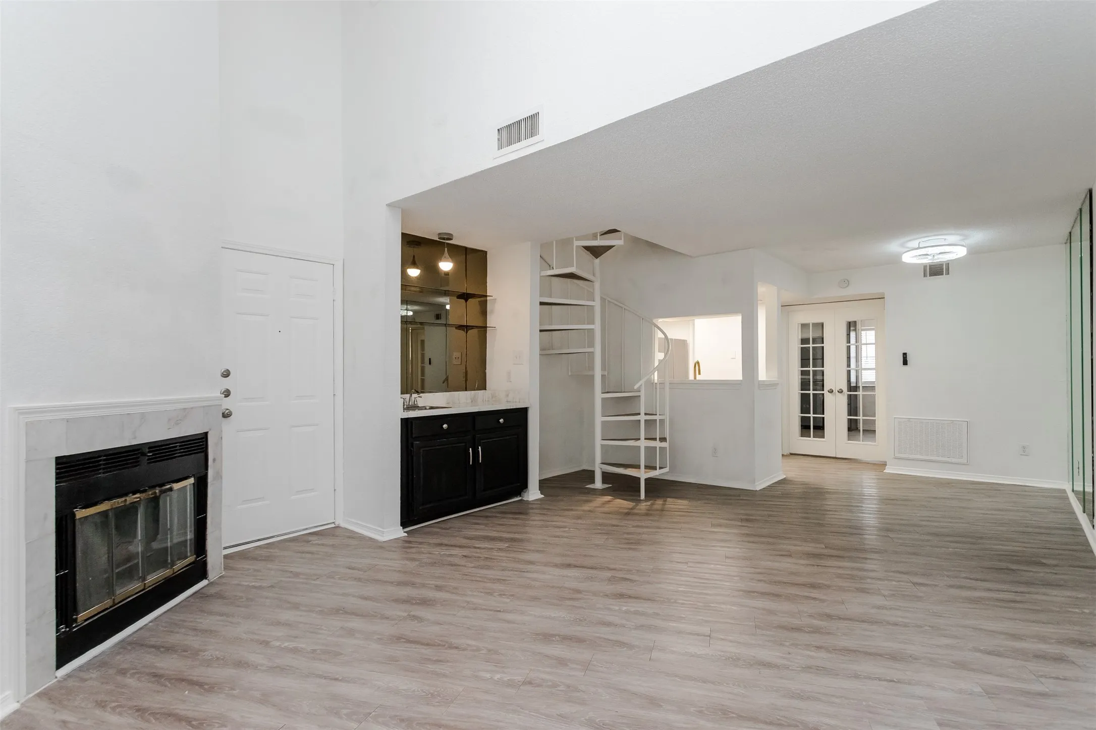 Condominium For Rent in Dallas County , 5590 Spring Valley Road F206, Dallas, Texas 75254, 2 Bedroom, 2 Bathroom, 1 Garage spaces, 870 Sqft, built in 1983, mls#21275554, Real Estate Agent in Dallas, Homes For Rent in Dallas county, Homes For Rent in Dallas, Realtor in Dallas Texas, Real Estate Brokerage Independent Realty Texas, Luminita Cordes Realtor