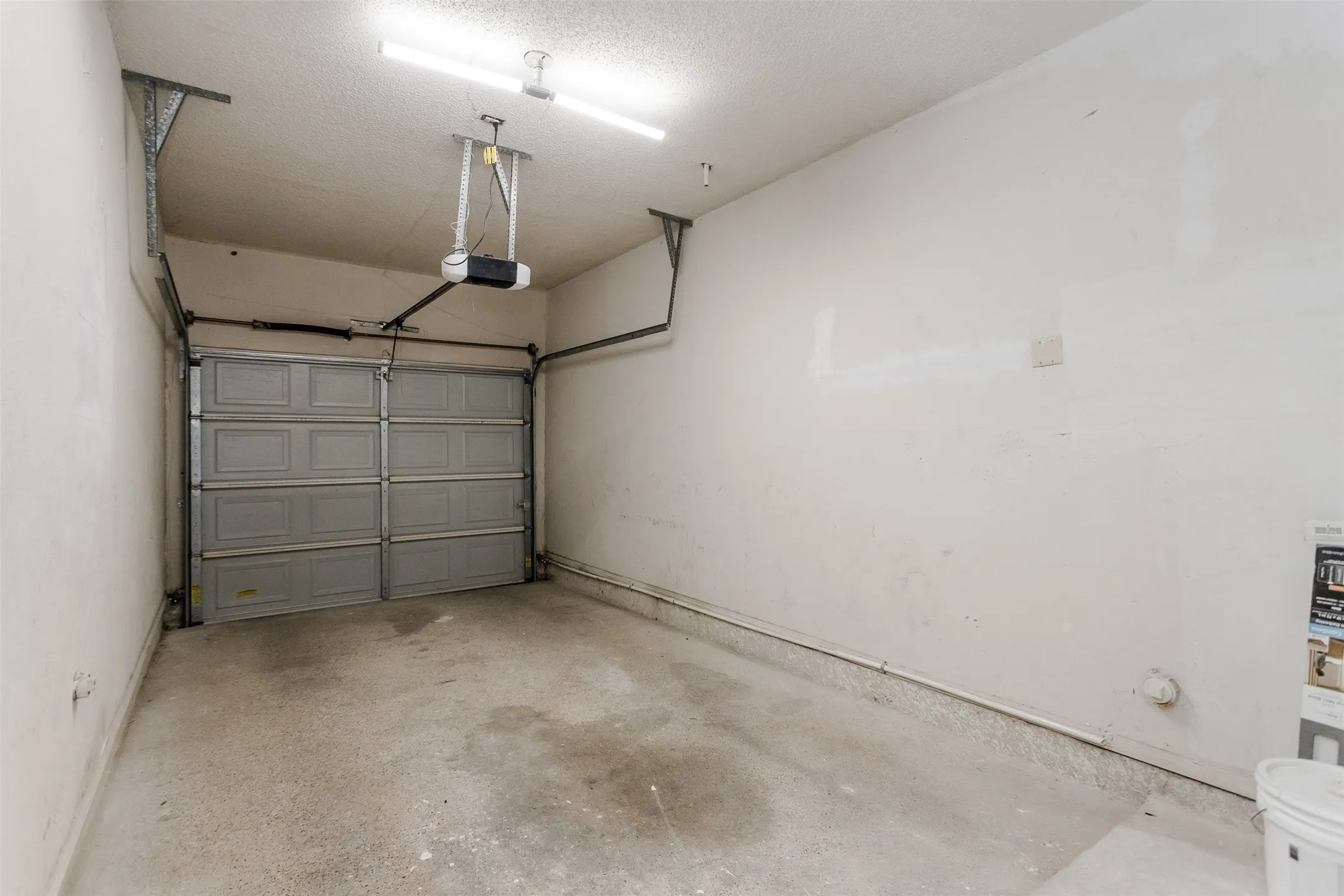 Condominium For Rent in Dallas County , 5590 Spring Valley Road F206, Dallas, Texas 75254, 2 Bedroom, 2 Bathroom, 1 Garage spaces, 870 Sqft, built in 1983, mls#21275554, Real Estate Agent in Dallas, Homes For Rent in Dallas county, Homes For Rent in Dallas, Realtor in Dallas Texas, Real Estate Brokerage Independent Realty Texas, Luminita Cordes Realtor