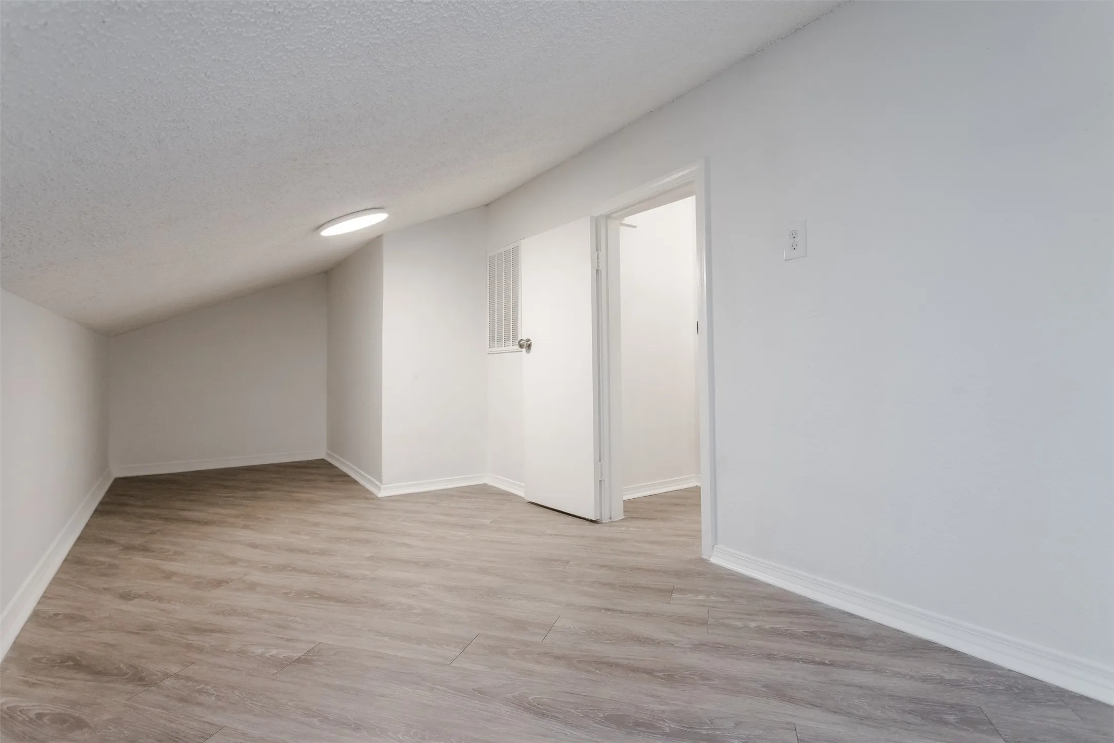 Condominium For Rent in Dallas County , 5590 Spring Valley Road F206, Dallas, Texas 75254, 2 Bedroom, 2 Bathroom, 1 Garage spaces, 870 Sqft, built in 1983, mls#21275554, Real Estate Agent in Dallas, Homes For Rent in Dallas county, Homes For Rent in Dallas, Realtor in Dallas Texas, Real Estate Brokerage Independent Realty Texas, Luminita Cordes Realtor