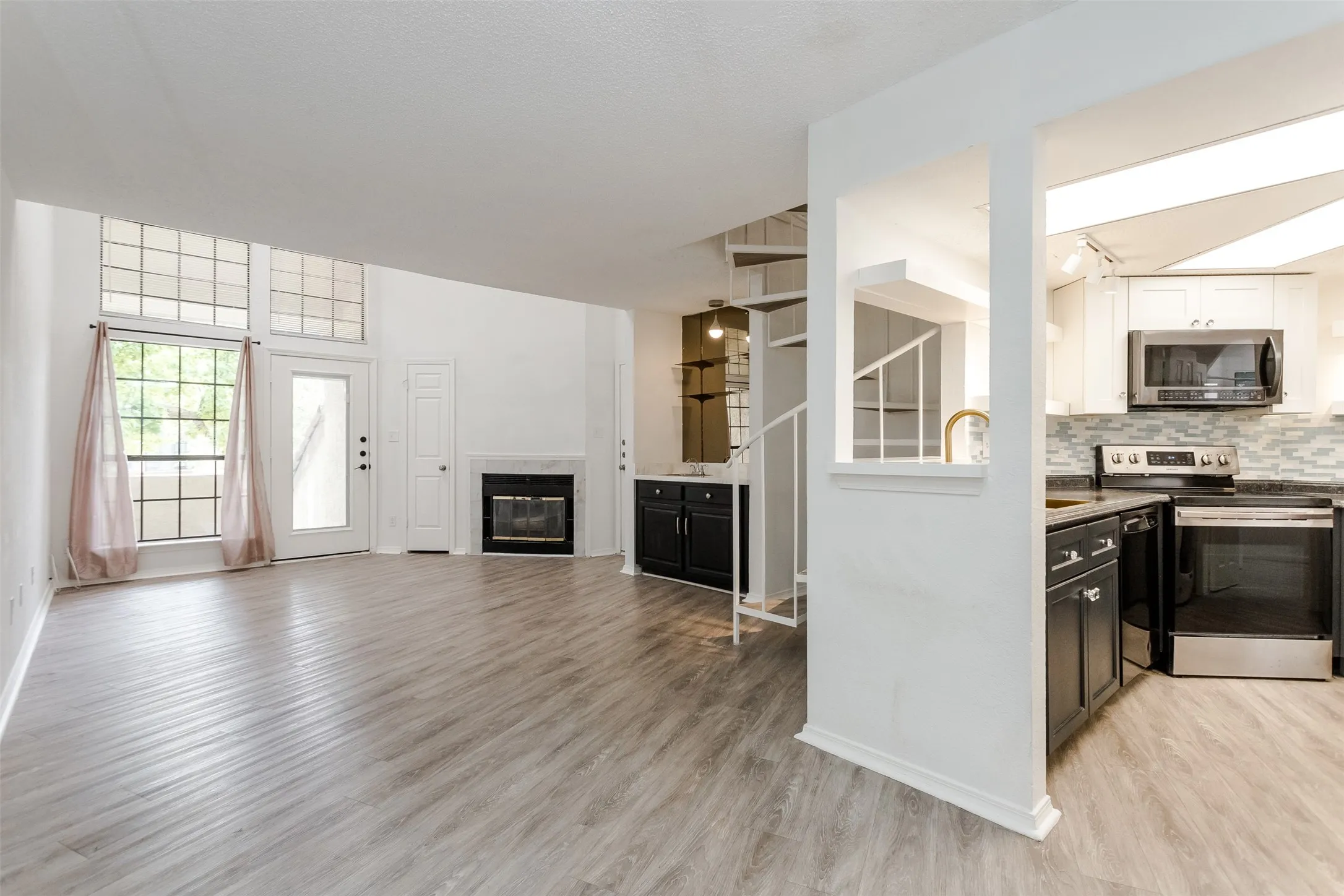 Condominium For Rent in Dallas County , 5590 Spring Valley Road F206, Dallas, Texas 75254, 2 Bedroom, 2 Bathroom, 1 Garage spaces, 870 Sqft, built in 1983, mls#21275554, Real Estate Agent in Dallas, Homes For Rent in Dallas county, Homes For Rent in Dallas, Realtor in Dallas Texas, Real Estate Brokerage Independent Realty Texas, Luminita Cordes Realtor