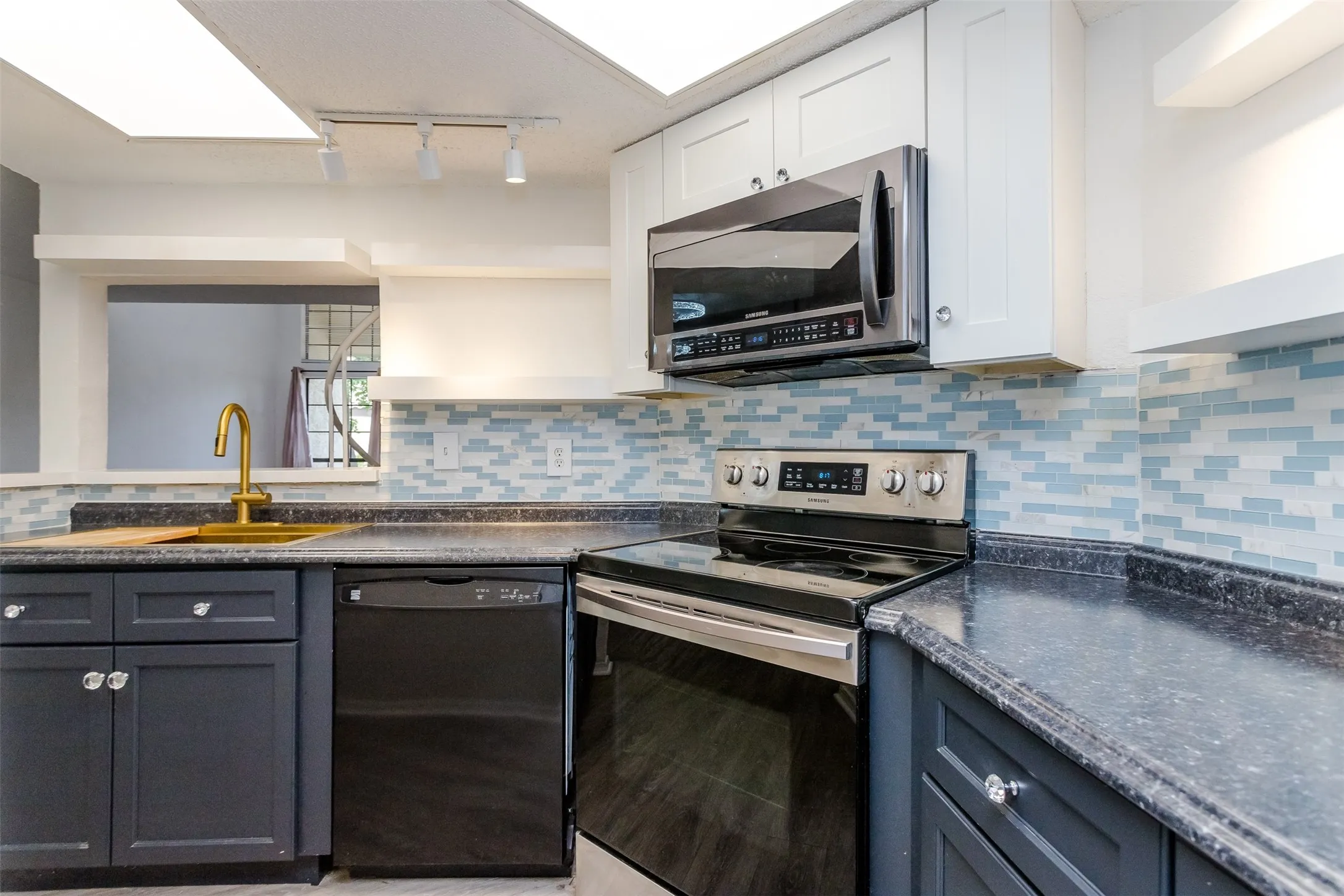 Condominium For Rent in Dallas County , 5590 Spring Valley Road F206, Dallas, Texas 75254, 2 Bedroom, 2 Bathroom, 1 Garage spaces, 870 Sqft, built in 1983, mls#21275554, Real Estate Agent in Dallas, Homes For Rent in Dallas county, Homes For Rent in Dallas, Realtor in Dallas Texas, Real Estate Brokerage Independent Realty Texas, Luminita Cordes Realtor