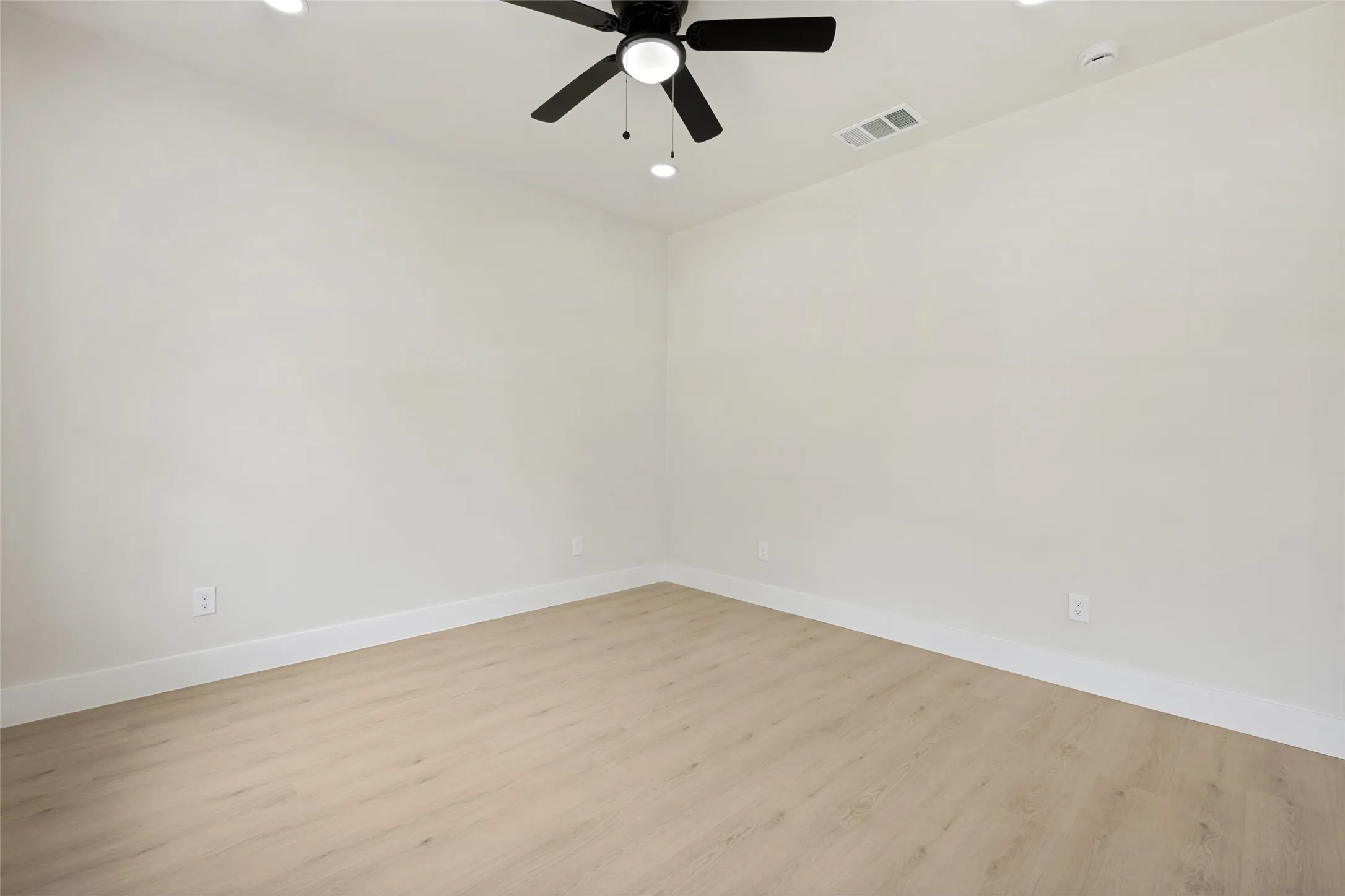 Single Family Residence For Sale in Dallas County , 2834 Tanner Street, Dallas, Texas 75215, 3 Bedroom, 2 Bathroom, Garage spaces, 1,218 Sqft, built in 1930, mls#21281609, Real Estate Agent in Dallas, Homes For Sale in Dallas county, Homes For Sale in Dallas, Realtor in Dallas Texas, Real Estate Brokerage Independent Realty Texas, Luminita Cordes Realtor