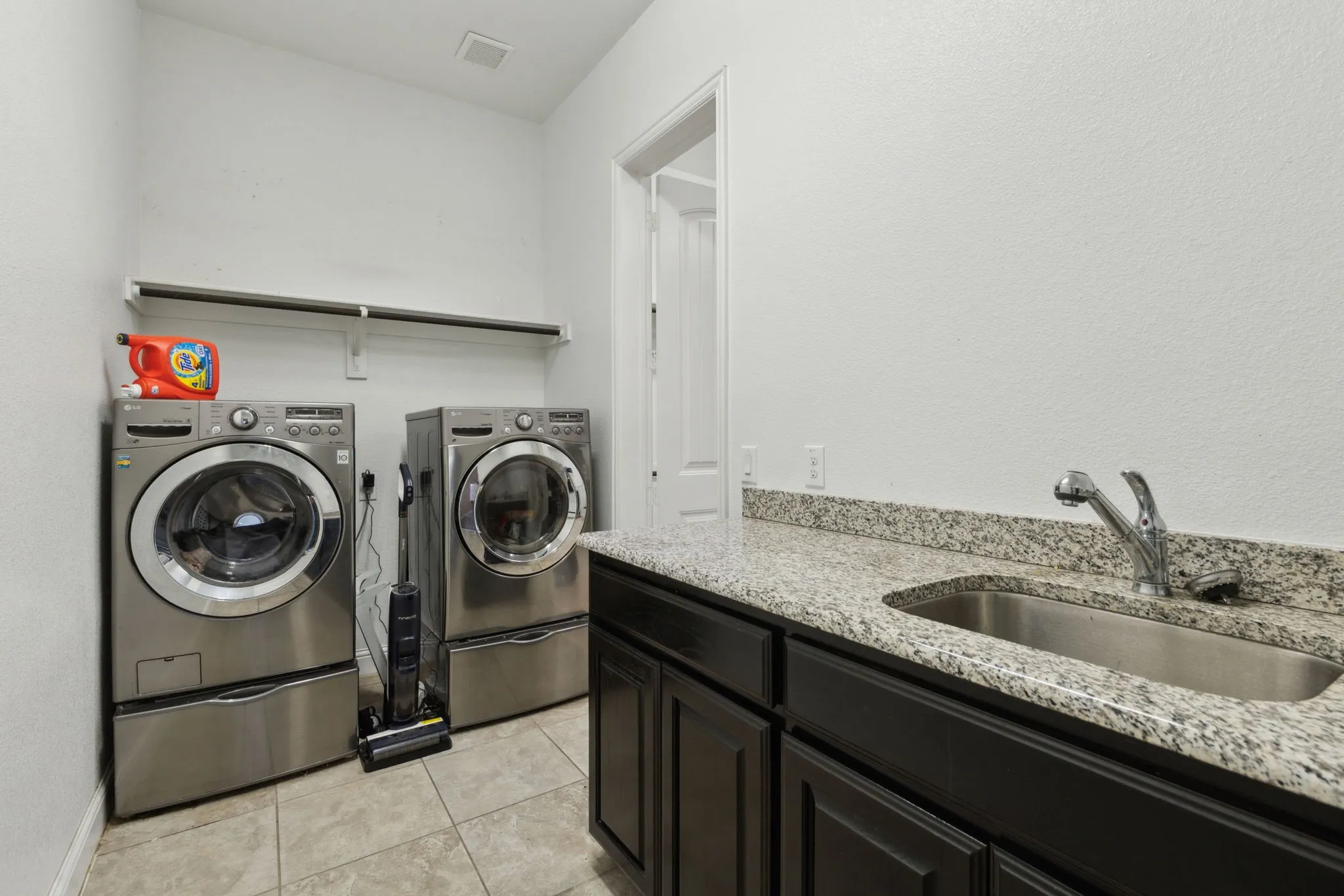 Single Family Residence For Sale in Collin County , 2610 Sunset Bay Lane, Nevada, Texas 75173, 4 Bedroom, 4 Bathroom, 3 Garage spaces, 3,982 Sqft, built in 2017, mls#21281776, Real Estate Agent in Nevada, Homes For Sale in Collin county, Homes For Sale in Nevada, Realtor in Nevada Texas, Real Estate Brokerage Independent Realty Texas, Luminita Cordes Realtor