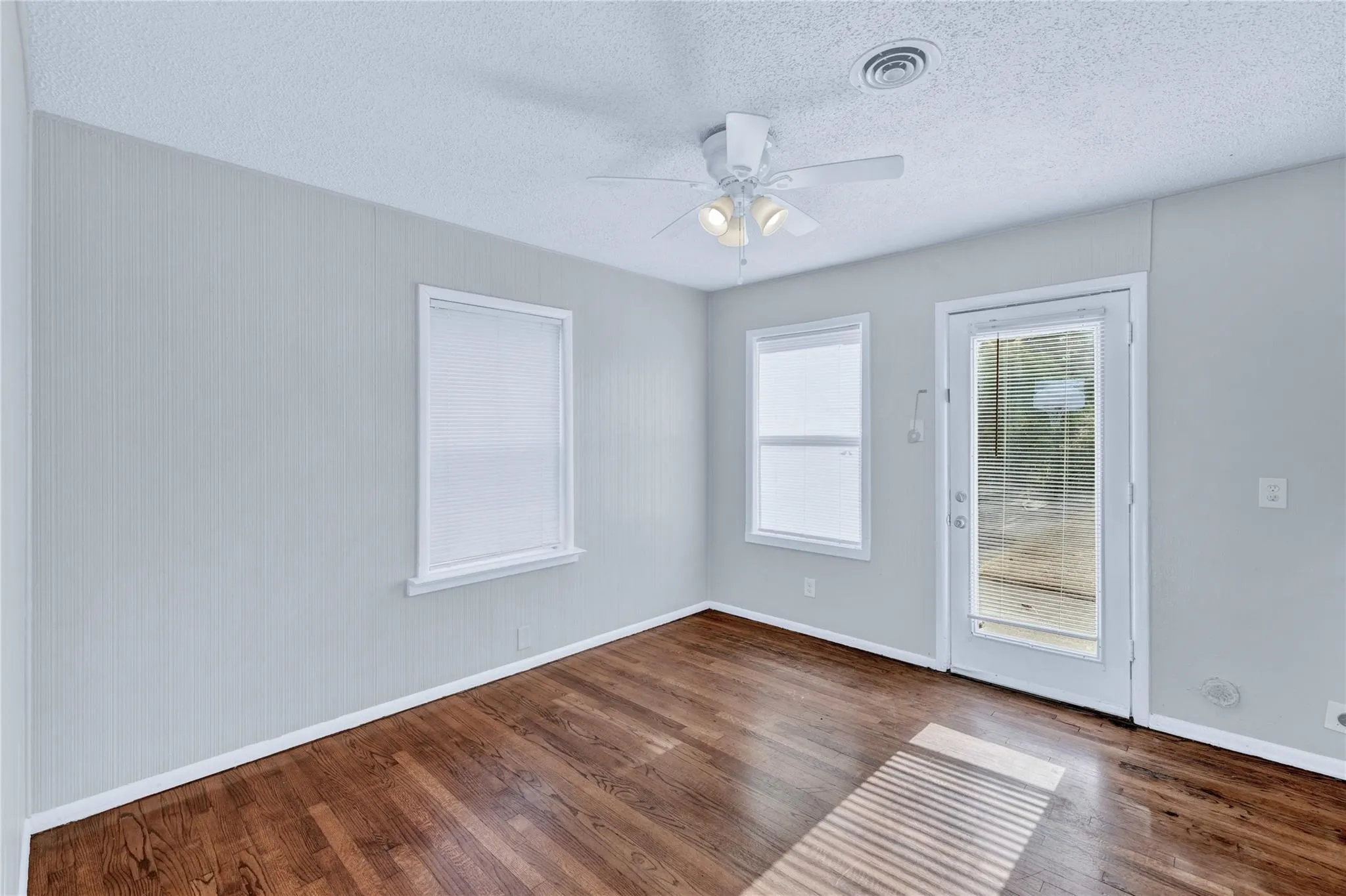 Single Family Residence For Sale in Dallas County , 4208 Huckleberry Circle, Dallas, Texas 75216, 3 Bedroom, 2 Bathroom, Garage spaces, 1,896 Sqft, built in 1955, mls#21281796, Real Estate Agent in Dallas, Homes For Sale in Dallas county, Homes For Sale in Dallas, Realtor in Dallas Texas, Real Estate Brokerage Independent Realty Texas, Luminita Cordes Realtor