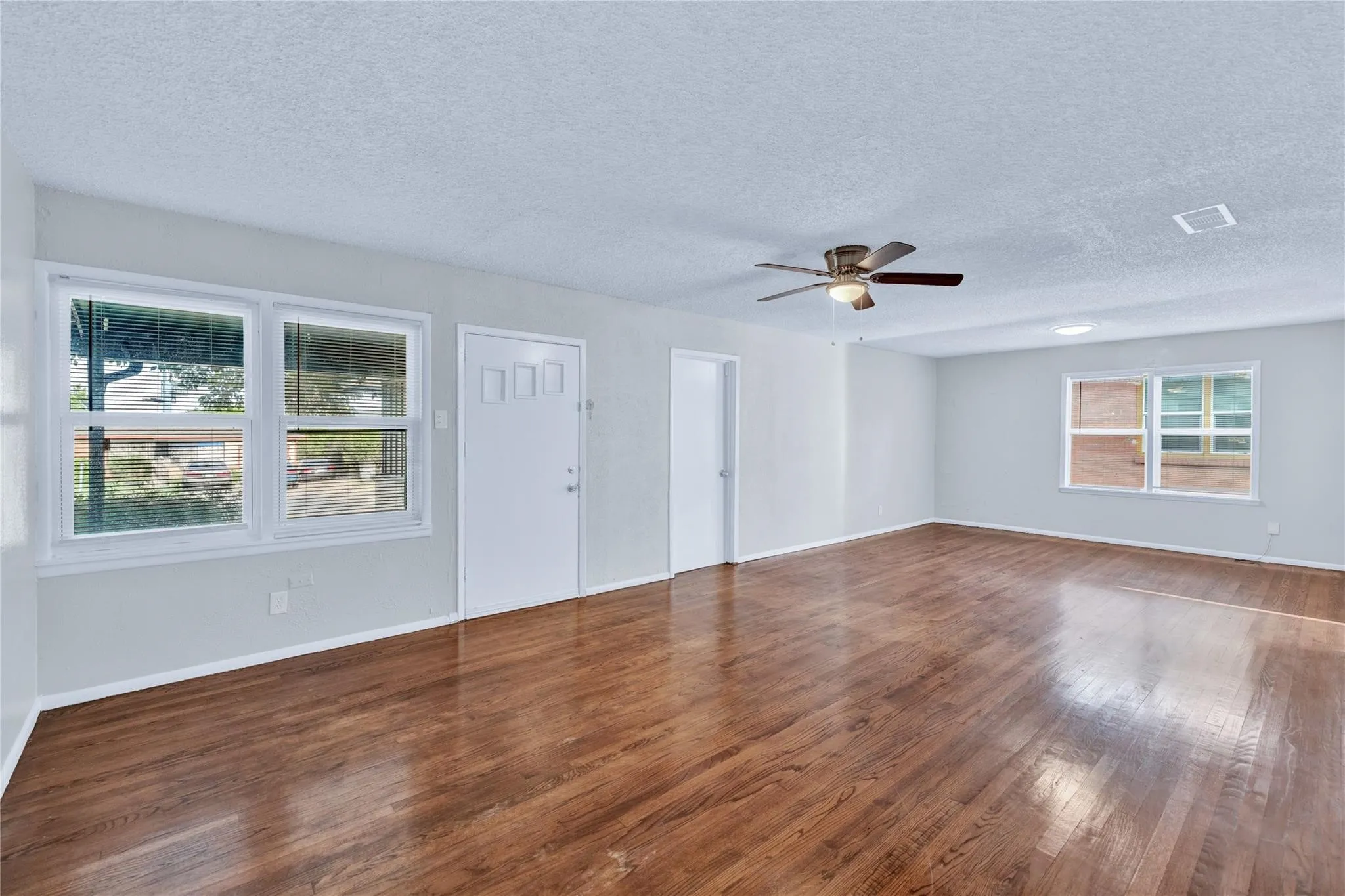 Single Family Residence For Sale in Dallas County , 4208 Huckleberry Circle, Dallas, Texas 75216, 3 Bedroom, 2 Bathroom, Garage spaces, 1,896 Sqft, built in 1955, mls#21281796, Real Estate Agent in Dallas, Homes For Sale in Dallas county, Homes For Sale in Dallas, Realtor in Dallas Texas, Real Estate Brokerage Independent Realty Texas, Luminita Cordes Realtor