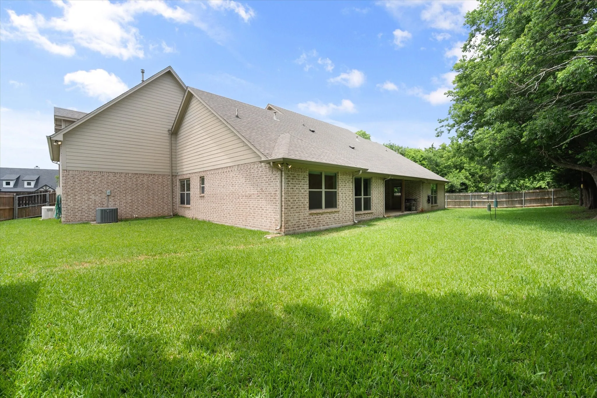 Single Family Residence For Sale in Johnson County , 548 Mckittrick Court, Godley, Texas 76044, 3 Bedroom, 3 Bathroom, 3 Garage spaces, 3,386 Sqft, built in 2011, mls#21280848, Real Estate Agent in Godley, Homes For Sale in Johnson county, Homes For Sale in Godley, Realtor in Godley Texas, Real Estate Brokerage Independent Realty Texas, Luminita Cordes Realtor