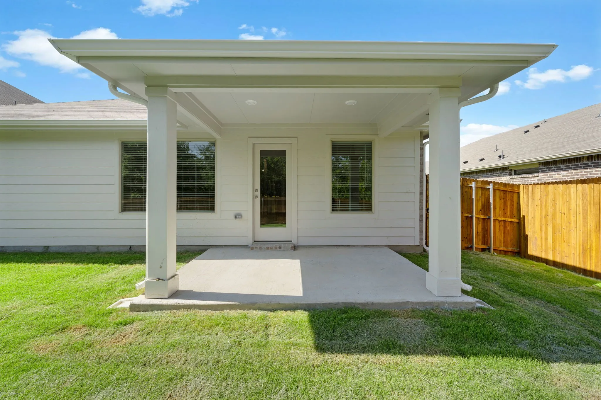 Covered patio featuring a concrete slab and recessed lighting
