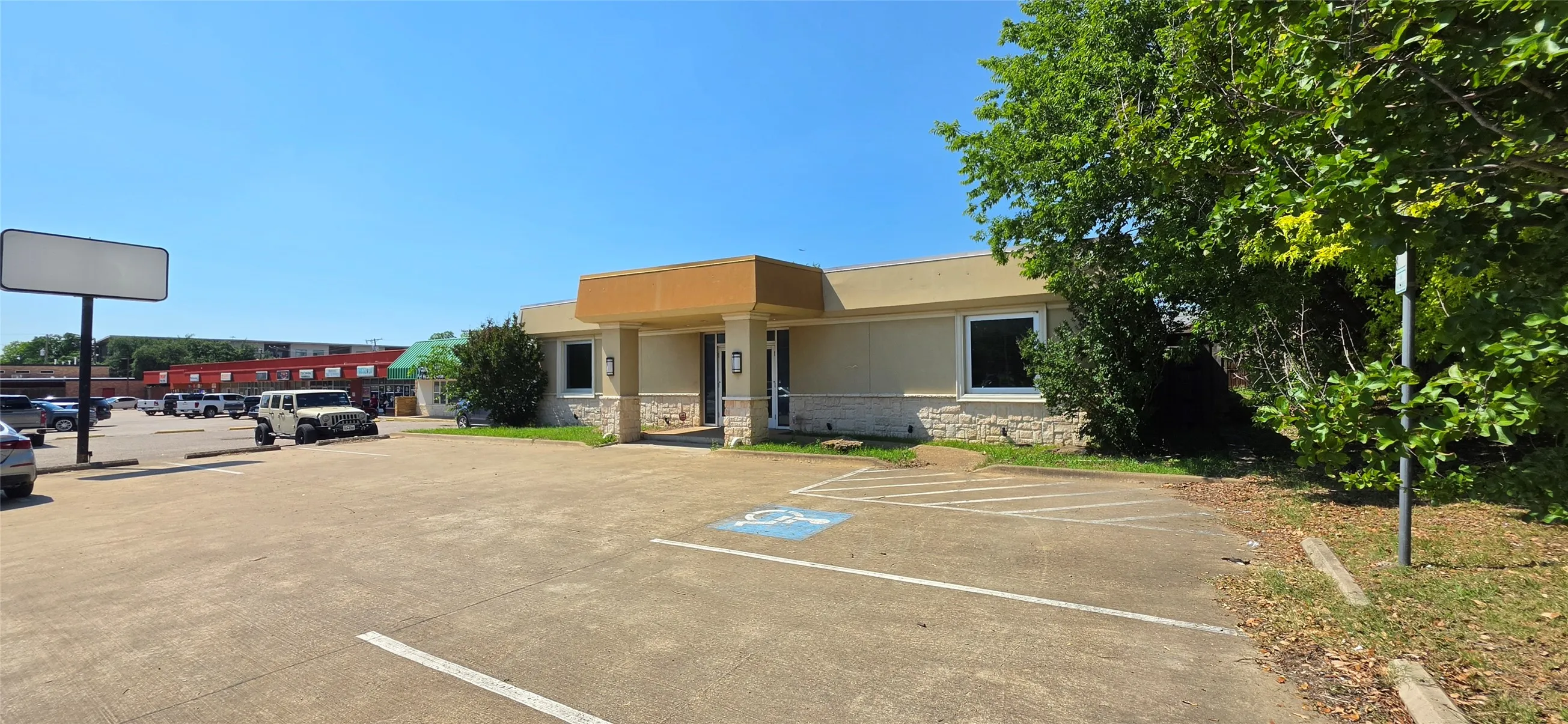 Office For Rent in Dallas County , 2567 Valley View Lane, Farmers Branch, Texas 75234, 0, 0, Garage spaces, 0 Sqft, built in 1974, Price $6,500, mls#21281838, Real Estate Agent in Farmers Branch, Homes For Rent in Dallas county, Homes For Rent in Farmers Branch, Realtor in Farmers Branch Texas, Real Estate Brokerage Independent Realty Texas, Luminita Cordes Realtor
