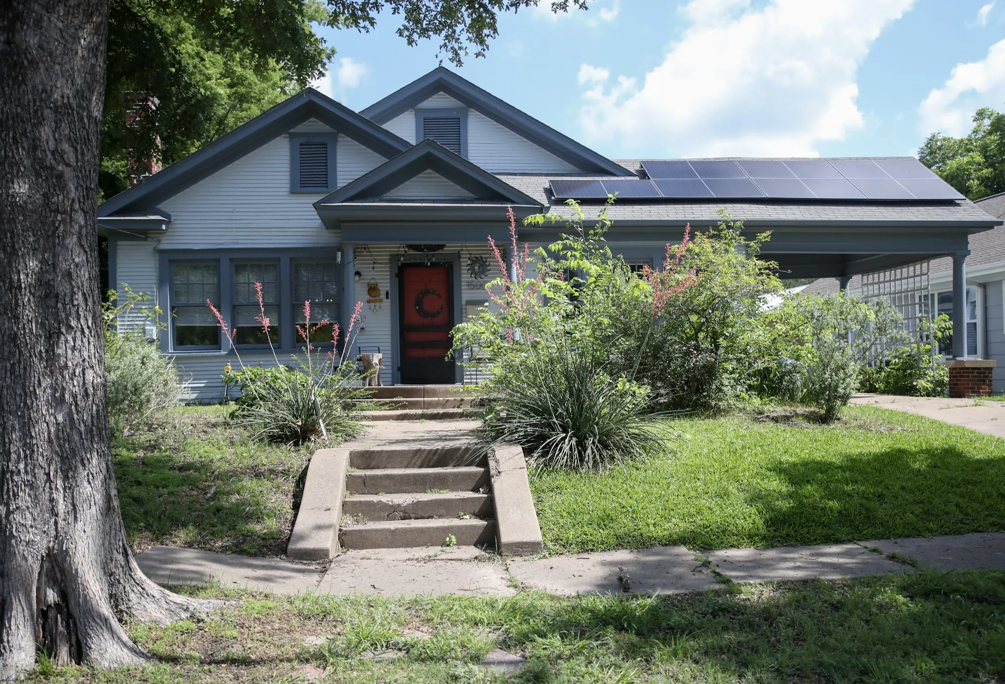 Single Family Residence For Sale in Hunt County , 1500 Bonham Street, Commerce, Texas 75428, 3 Bedroom, 2 Bathroom, 2 Garage spaces, 2,286 Sqft, built in 1935, mls#21281154, Real Estate Agent in Commerce, Homes For Sale in Hunt county, Homes For Sale in Commerce, Realtor in Commerce Texas, Real Estate Brokerage Independent Realty Texas, Luminita Cordes Realtor
