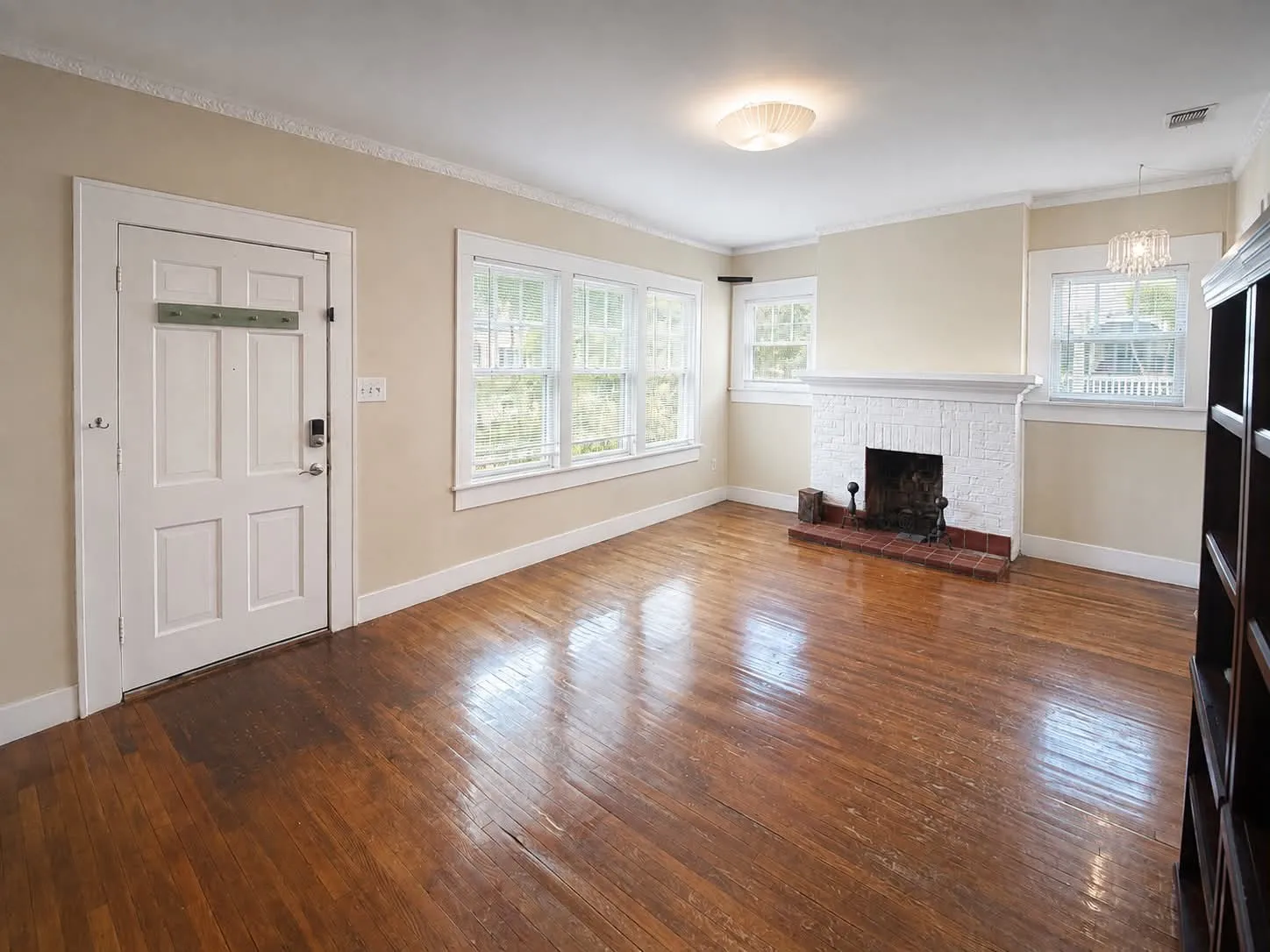 Single Family Residence For Sale in Hunt County , 1500 Bonham Street, Commerce, Texas 75428, 3 Bedroom, 2 Bathroom, 2 Garage spaces, 2,286 Sqft, built in 1935, mls#21281154, Real Estate Agent in Commerce, Homes For Sale in Hunt county, Homes For Sale in Commerce, Realtor in Commerce Texas, Real Estate Brokerage Independent Realty Texas, Luminita Cordes Realtor