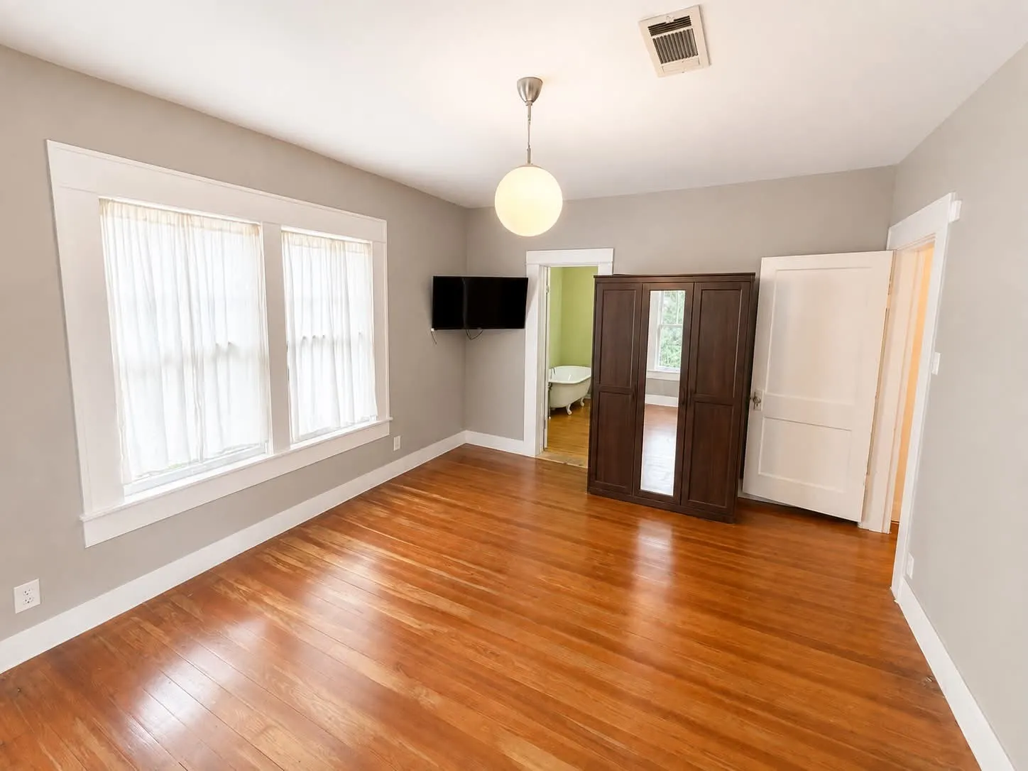 Single Family Residence For Sale in Hunt County , 1500 Bonham Street, Commerce, Texas 75428, 3 Bedroom, 2 Bathroom, 2 Garage spaces, 2,286 Sqft, built in 1935, mls#21281154, Real Estate Agent in Commerce, Homes For Sale in Hunt county, Homes For Sale in Commerce, Realtor in Commerce Texas, Real Estate Brokerage Independent Realty Texas, Luminita Cordes Realtor