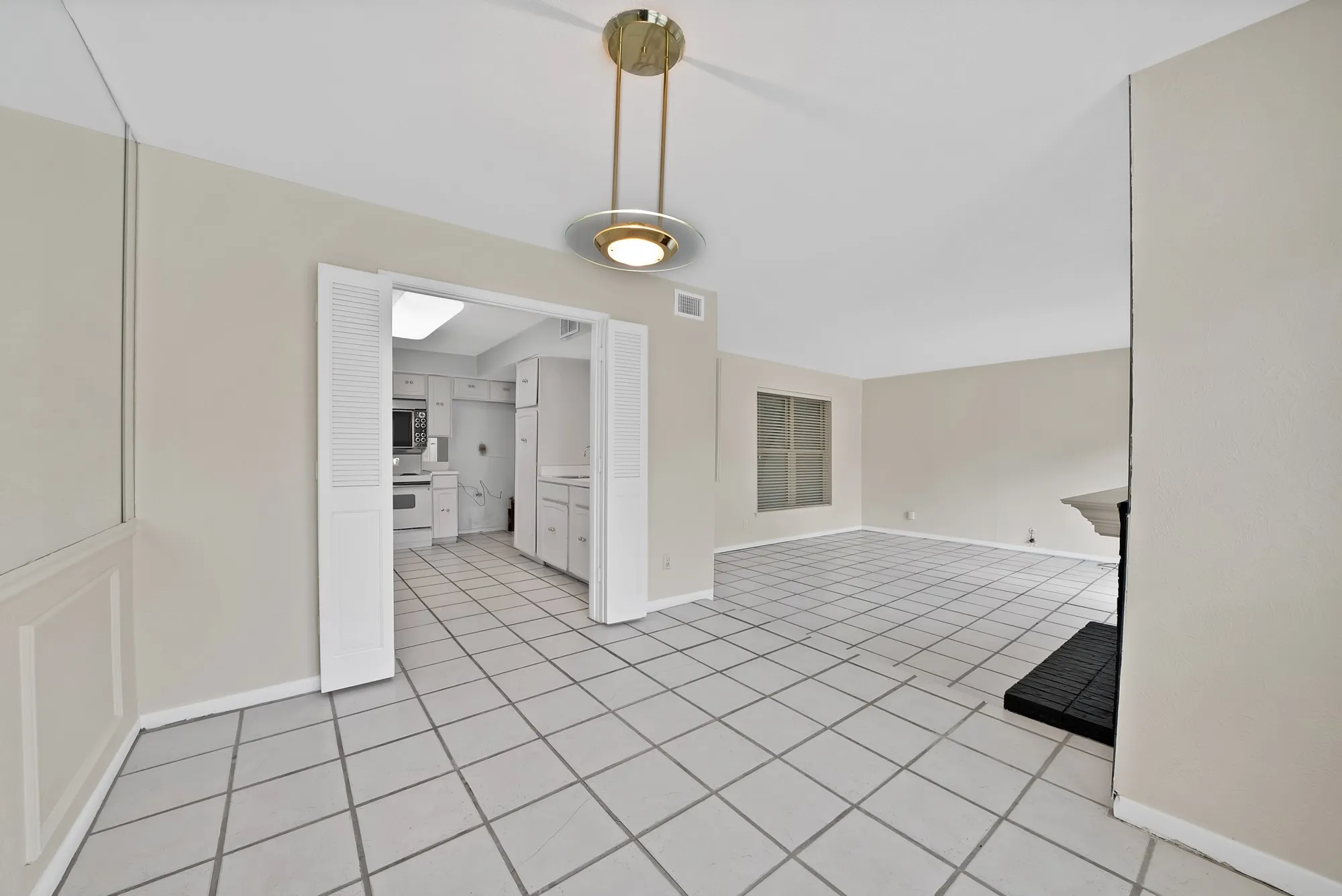 Townhouse For Sale in Dallas County , 12574 Burninglog Lane, Dallas, Texas 75243, 3 Bedroom, 3 Bathroom, 2 Garage spaces, 2,171 Sqft, built in 1973, mls#21278710, Real Estate Agent in Dallas, Homes For Sale in Dallas county, Homes For Sale in Dallas, Realtor in Dallas Texas, Real Estate Brokerage Independent Realty Texas, Luminita Cordes Realtor