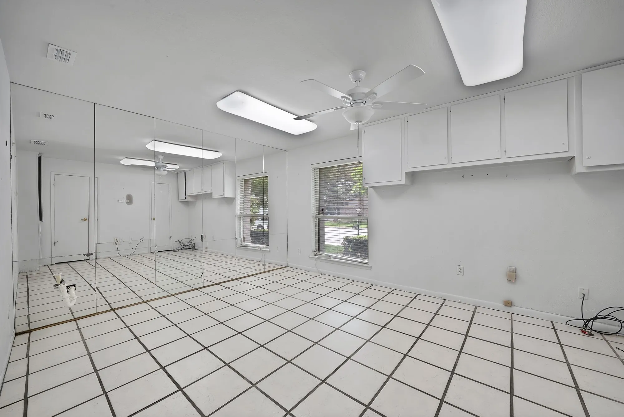 Townhouse For Sale in Dallas County , 12574 Burninglog Lane, Dallas, Texas 75243, 3 Bedroom, 3 Bathroom, 2 Garage spaces, 2,171 Sqft, built in 1973, mls#21278710, Real Estate Agent in Dallas, Homes For Sale in Dallas county, Homes For Sale in Dallas, Realtor in Dallas Texas, Real Estate Brokerage Independent Realty Texas, Luminita Cordes Realtor