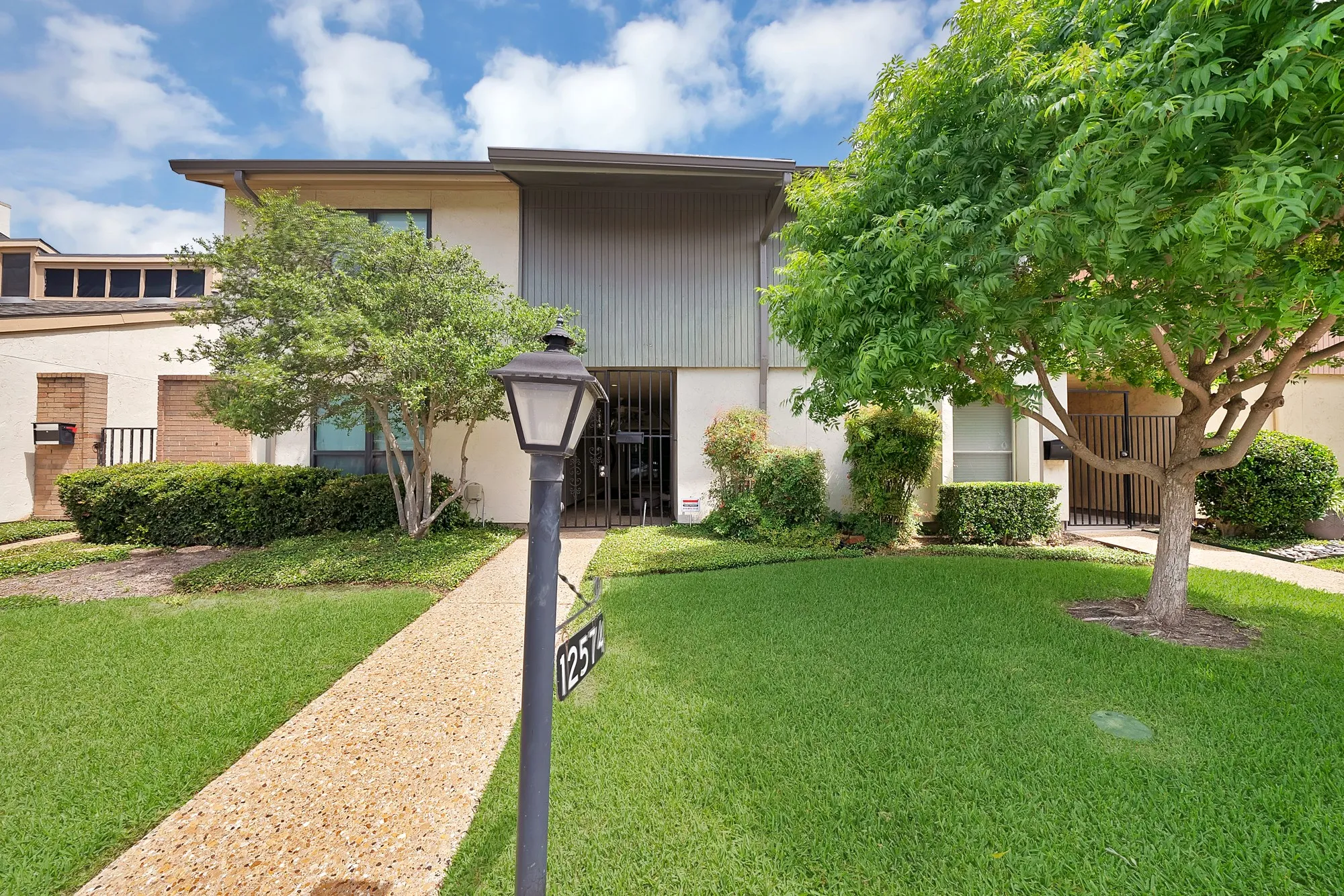 Townhouse For Sale in Dallas County , 12574 Burninglog Lane, Dallas, Texas 75243, 3 Bedroom, 3 Bathroom, 2 Garage spaces, 2,171 Sqft, built in 1973, mls#21278710, Real Estate Agent in Dallas, Homes For Sale in Dallas county, Homes For Sale in Dallas, Realtor in Dallas Texas, Real Estate Brokerage Independent Realty Texas, Luminita Cordes Realtor