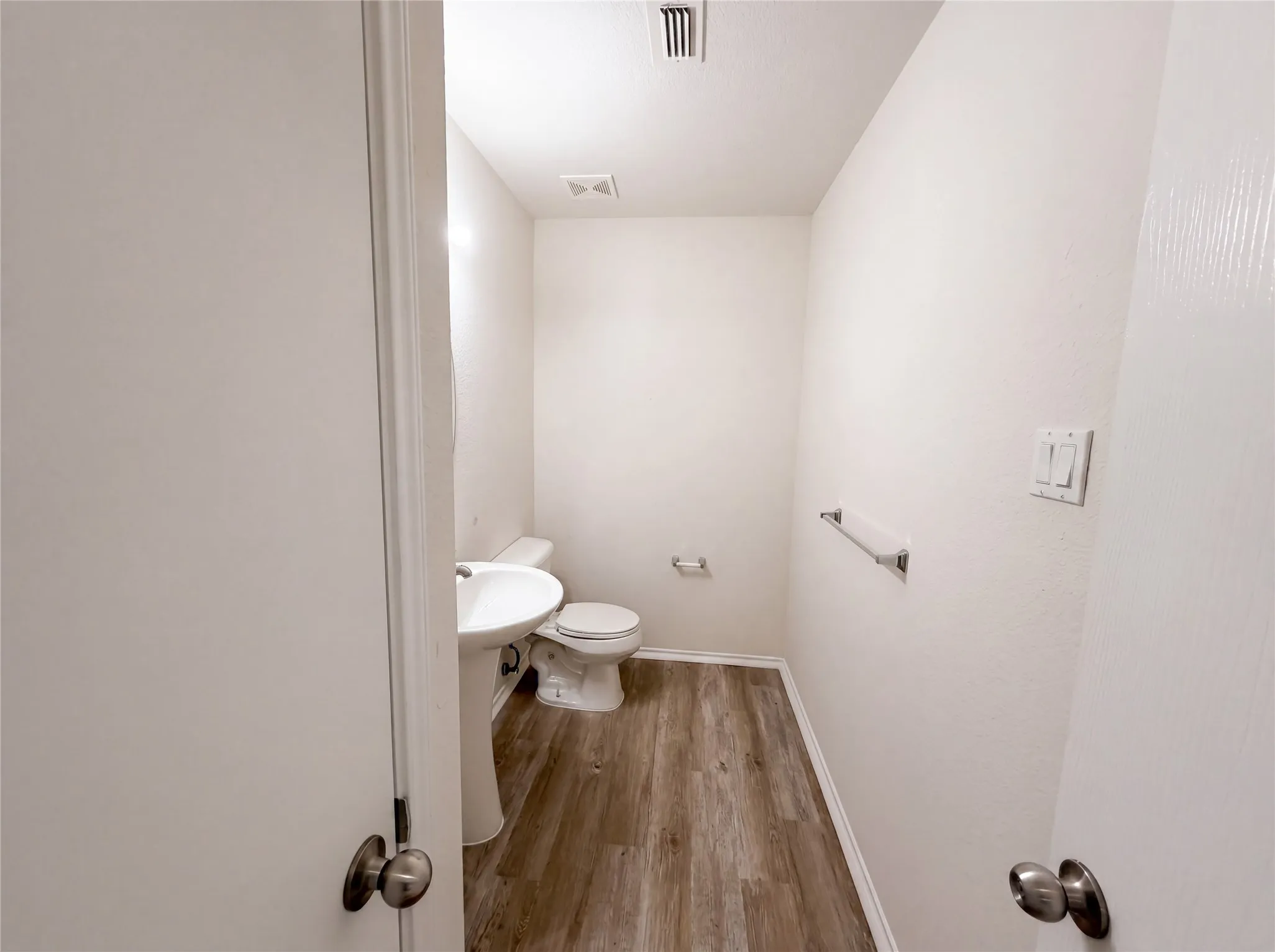Single Family Residence For Sale in Rockwall County , 2904 Lake Vista Drive, Wylie, Texas 75098, 5 Bedroom, 3 Bathroom, 2 Garage spaces, 2,663 Sqft, built in 2006, mls#21275729, Real Estate Agent in Wylie, Homes For Sale in Rockwall county, Homes For Sale in Wylie, Realtor in Wylie Texas, Real Estate Brokerage Independent Realty Texas, Luminita Cordes Realtor