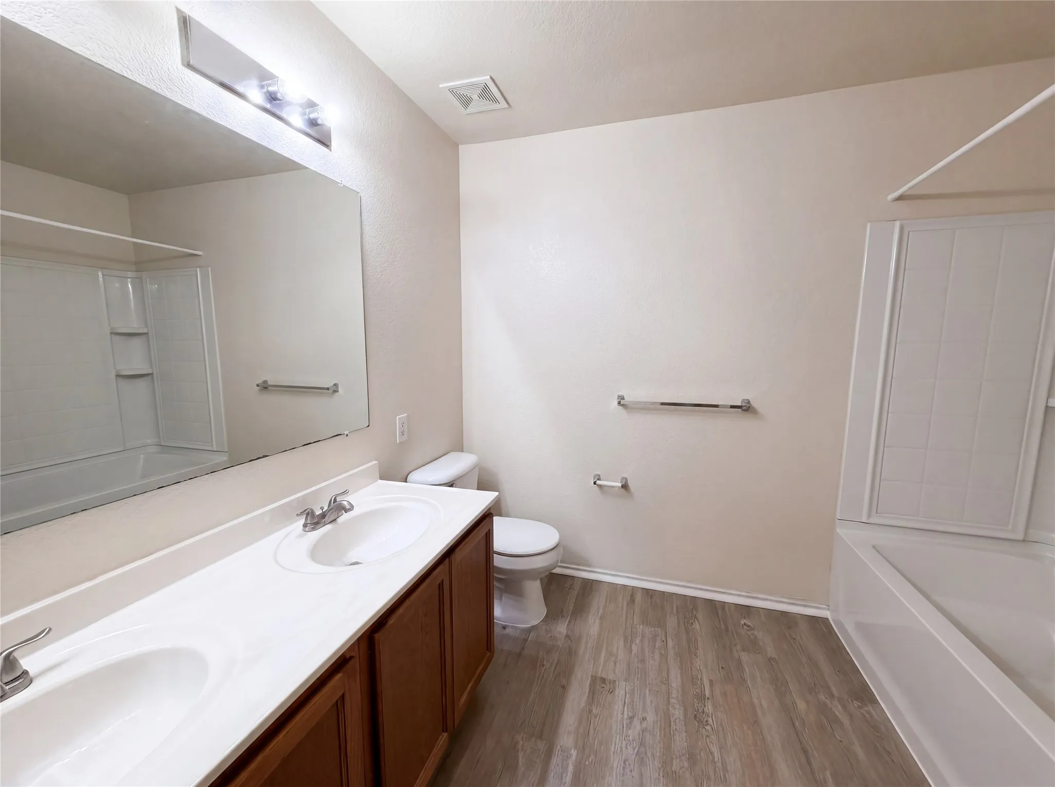 Single Family Residence For Sale in Rockwall County , 2904 Lake Vista Drive, Wylie, Texas 75098, 5 Bedroom, 3 Bathroom, 2 Garage spaces, 2,663 Sqft, built in 2006, mls#21275729, Real Estate Agent in Wylie, Homes For Sale in Rockwall county, Homes For Sale in Wylie, Realtor in Wylie Texas, Real Estate Brokerage Independent Realty Texas, Luminita Cordes Realtor