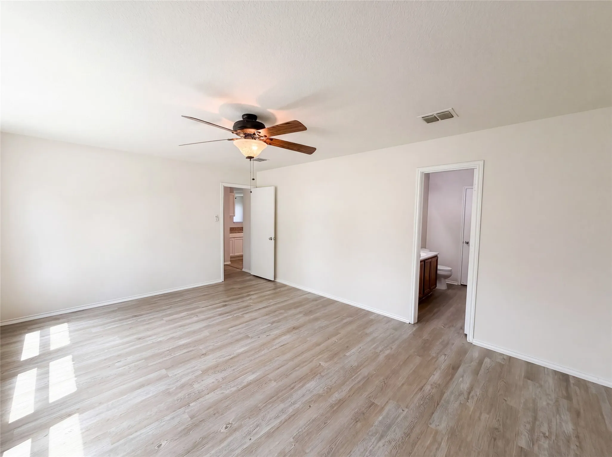 Single Family Residence For Sale in Rockwall County , 2904 Lake Vista Drive, Wylie, Texas 75098, 5 Bedroom, 3 Bathroom, 2 Garage spaces, 2,663 Sqft, built in 2006, mls#21275729, Real Estate Agent in Wylie, Homes For Sale in Rockwall county, Homes For Sale in Wylie, Realtor in Wylie Texas, Real Estate Brokerage Independent Realty Texas, Luminita Cordes Realtor