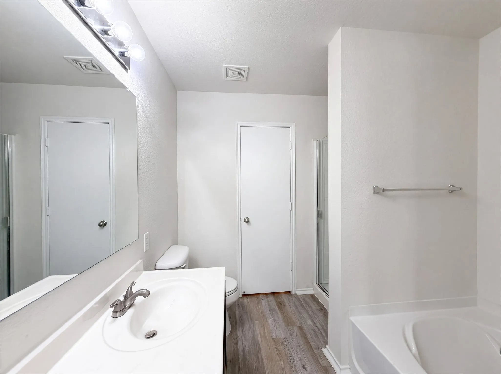 Single Family Residence For Sale in Rockwall County , 2904 Lake Vista Drive, Wylie, Texas 75098, 5 Bedroom, 3 Bathroom, 2 Garage spaces, 2,663 Sqft, built in 2006, mls#21275729, Real Estate Agent in Wylie, Homes For Sale in Rockwall county, Homes For Sale in Wylie, Realtor in Wylie Texas, Real Estate Brokerage Independent Realty Texas, Luminita Cordes Realtor