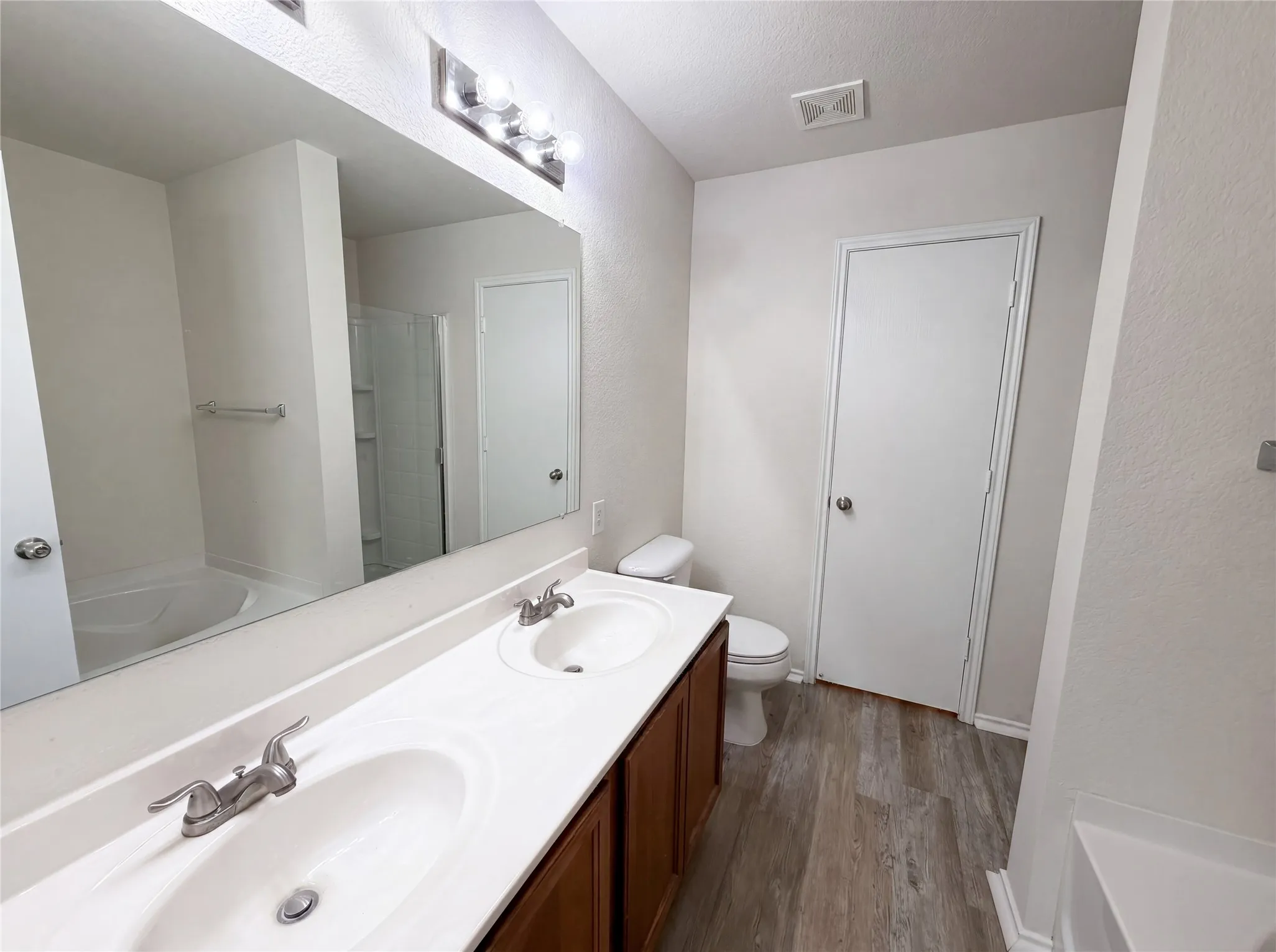 Single Family Residence For Sale in Rockwall County , 2904 Lake Vista Drive, Wylie, Texas 75098, 5 Bedroom, 3 Bathroom, 2 Garage spaces, 2,663 Sqft, built in 2006, mls#21275729, Real Estate Agent in Wylie, Homes For Sale in Rockwall county, Homes For Sale in Wylie, Realtor in Wylie Texas, Real Estate Brokerage Independent Realty Texas, Luminita Cordes Realtor