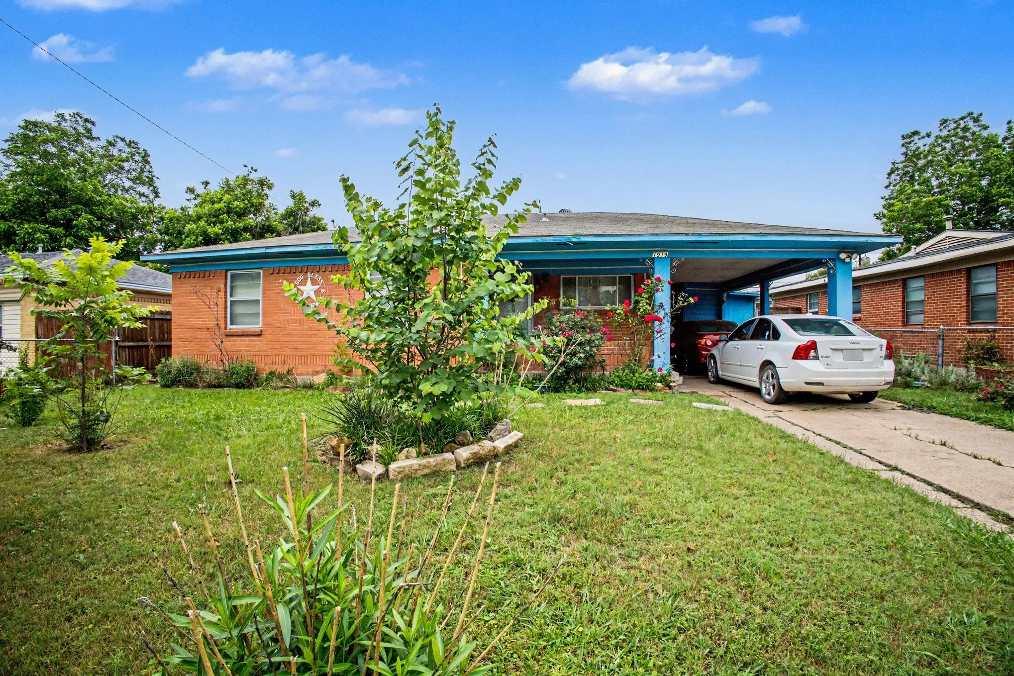 Single Family Residence For Sale in Dallas County , 1919 Yucca Drive, Dallas, Texas 75217, 3 Bedrooms, 2 Bathrooms, Garage spaces, 1,446 Sqft, built in 1956, Price $179,000, mls#21281897, Real Estate Agent in Dallas, Homes For Sale in Dallas county, Homes For Sale in Dallas, Realtor in Dallas Texas, Real Estate Brokerage Independent Realty Texas, Luminita Cordes Realtor