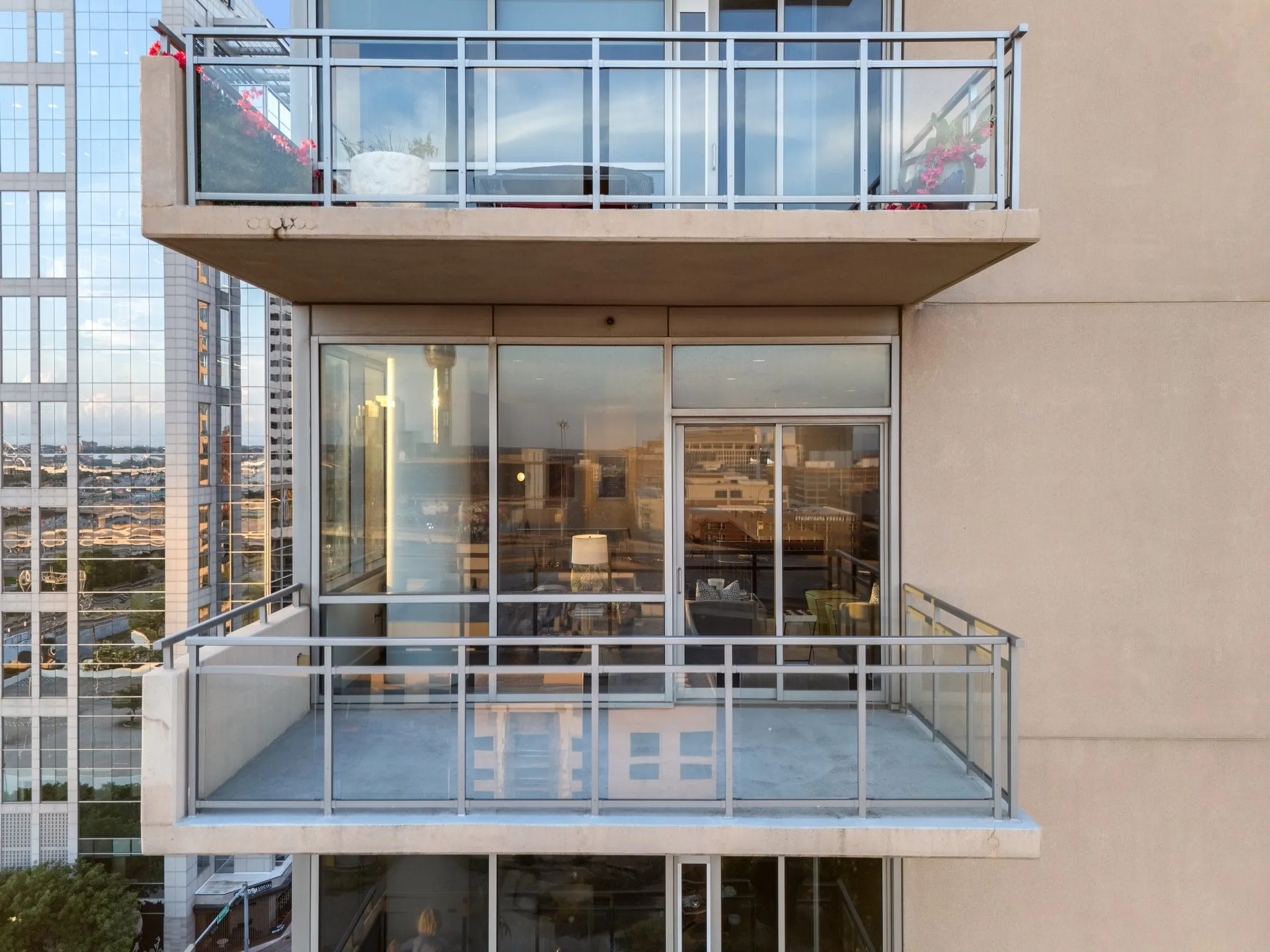 Condominium For Rent in Dallas County , 2200 Victory Avenue 1105, Dallas, Texas 75219, 1 Bedroom, 2 Bathrooms, 1 Garage spaces, 1,603 Sqft, built in 2007, Price $4,750, mls#21281446, Real Estate Agent in Dallas, Homes For Rent in Dallas county, Homes For Rent in Dallas, Realtor in Dallas Texas, Real Estate Brokerage Independent Realty Texas, Luminita Cordes Realtor