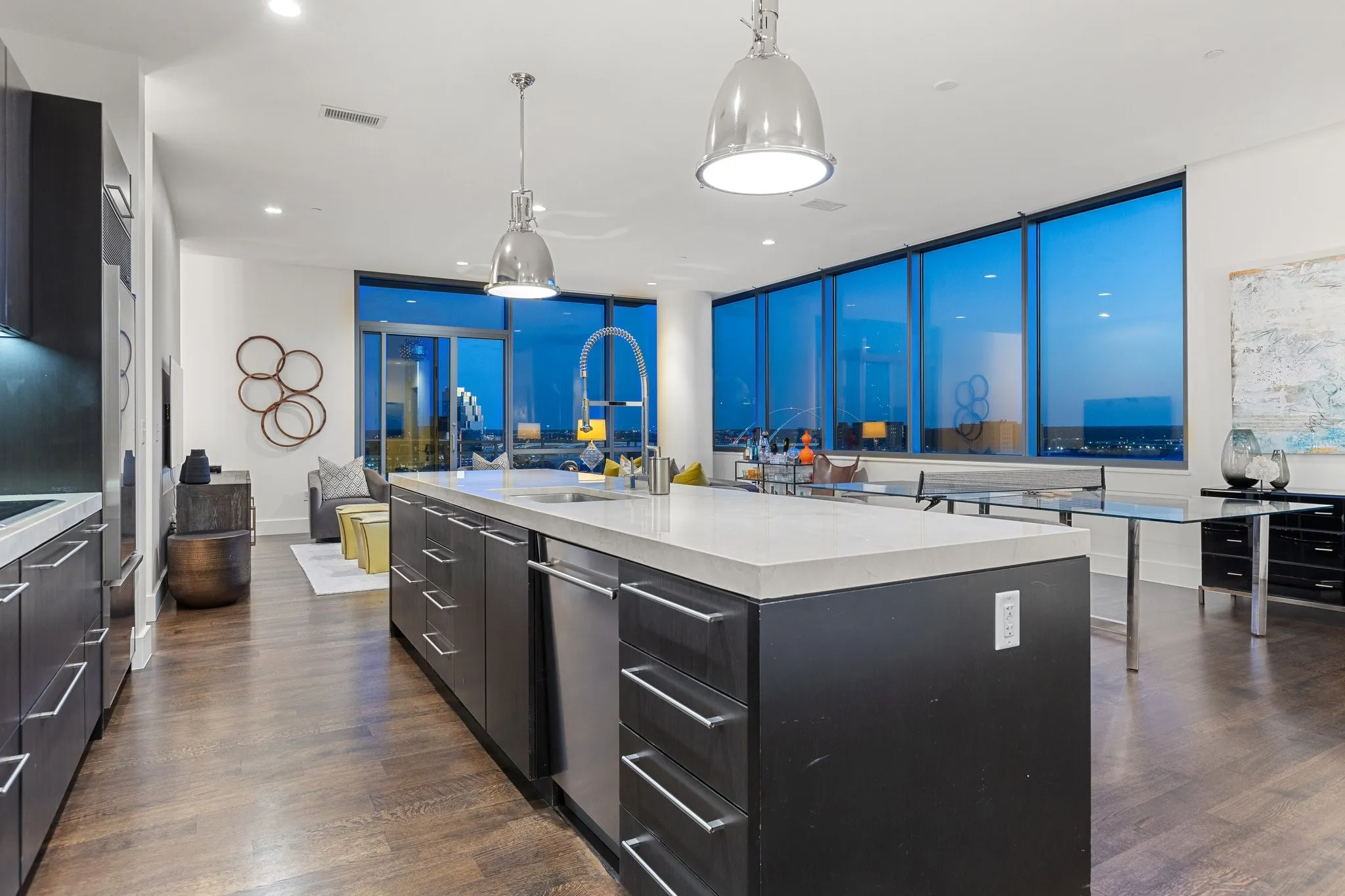 Condominium For Rent in Dallas County , 2200 Victory Avenue 1105, Dallas, Texas 75219, 1 Bedroom, 2 Bathrooms, 1 Garage spaces, 1,603 Sqft, built in 2007, Price $4,750, mls#21281446, Real Estate Agent in Dallas, Homes For Rent in Dallas county, Homes For Rent in Dallas, Realtor in Dallas Texas, Real Estate Brokerage Independent Realty Texas, Luminita Cordes Realtor