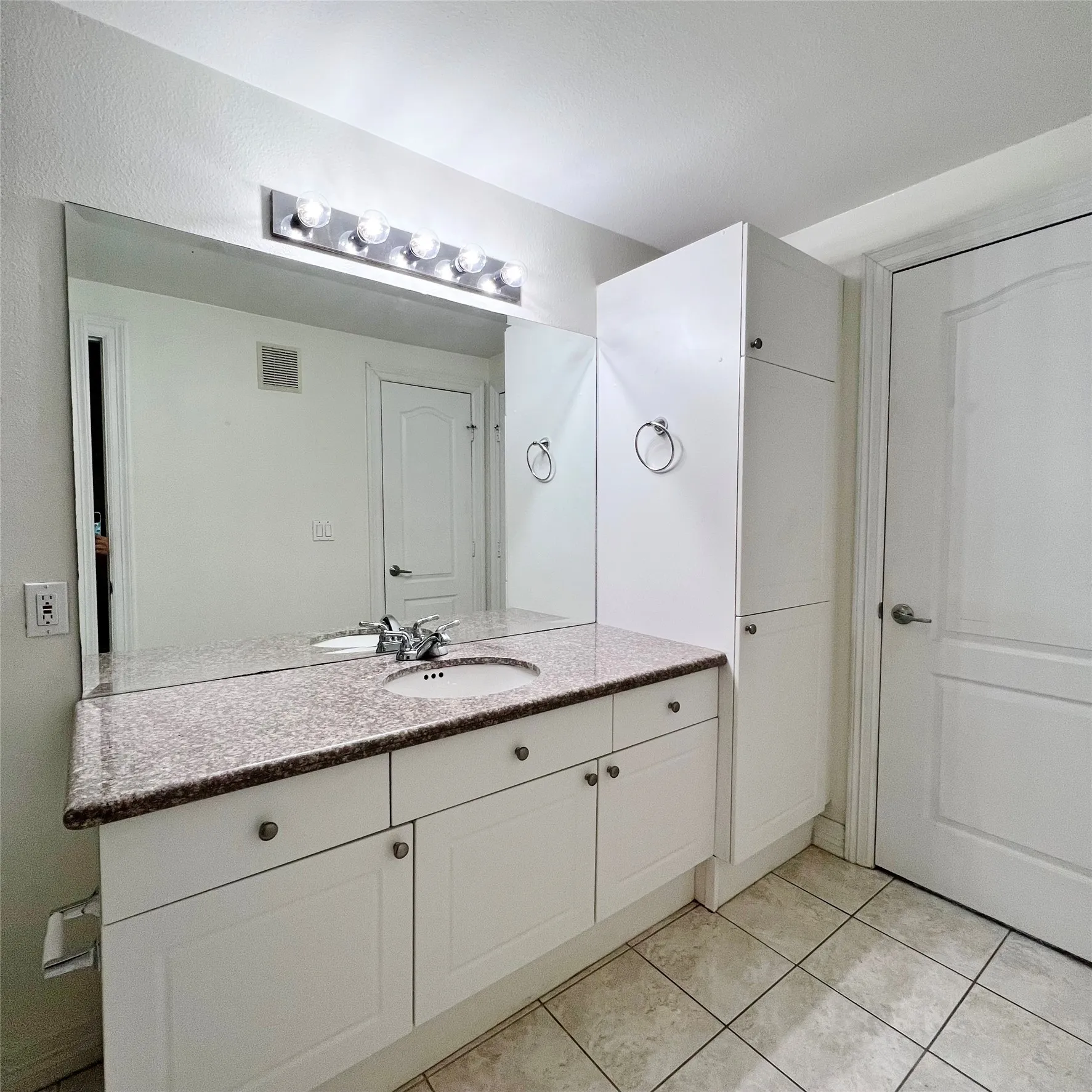 Condominium For Rent in Dallas County , 3400 Welborn Street 406, Dallas, Texas 75219, 1 Bedroom, 1 Bathroom, 1 Garage spaces, 758 Sqft, built in 1998, mls#21281778, Real Estate Agent in Dallas, Homes For Rent in Dallas county, Homes For Rent in Dallas, Realtor in Dallas Texas, Real Estate Brokerage Independent Realty Texas, Luminita Cordes Realtor