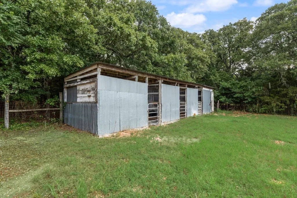 Single Family Residence For Sale in Hunt County , 9875 Old Bridge Road, Terrell, Texas 75160, 4 Bedrooms, 3 Bathrooms, 4 Garage spaces, 3,100 Sqft, built in 1986, Price $774,999, mls#21281913, Real Estate Agent in Terrell, Homes For Sale in Hunt county, Homes For Sale in Terrell, Realtor in Terrell Texas, Real Estate Brokerage Independent Realty Texas, Luminita Cordes Realtor