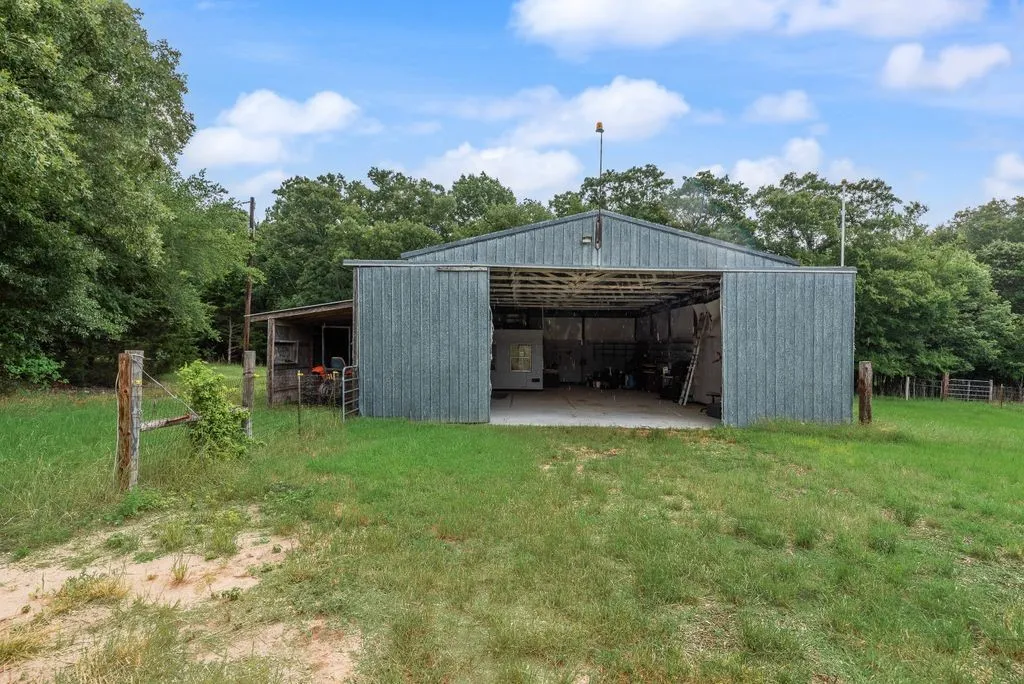 Single Family Residence For Sale in Hunt County , 9875 Old Bridge Road, Terrell, Texas 75160, 4 Bedrooms, 3 Bathrooms, 4 Garage spaces, 3,100 Sqft, built in 1986, Price $774,999, mls#21281913, Real Estate Agent in Terrell, Homes For Sale in Hunt county, Homes For Sale in Terrell, Realtor in Terrell Texas, Real Estate Brokerage Independent Realty Texas, Luminita Cordes Realtor