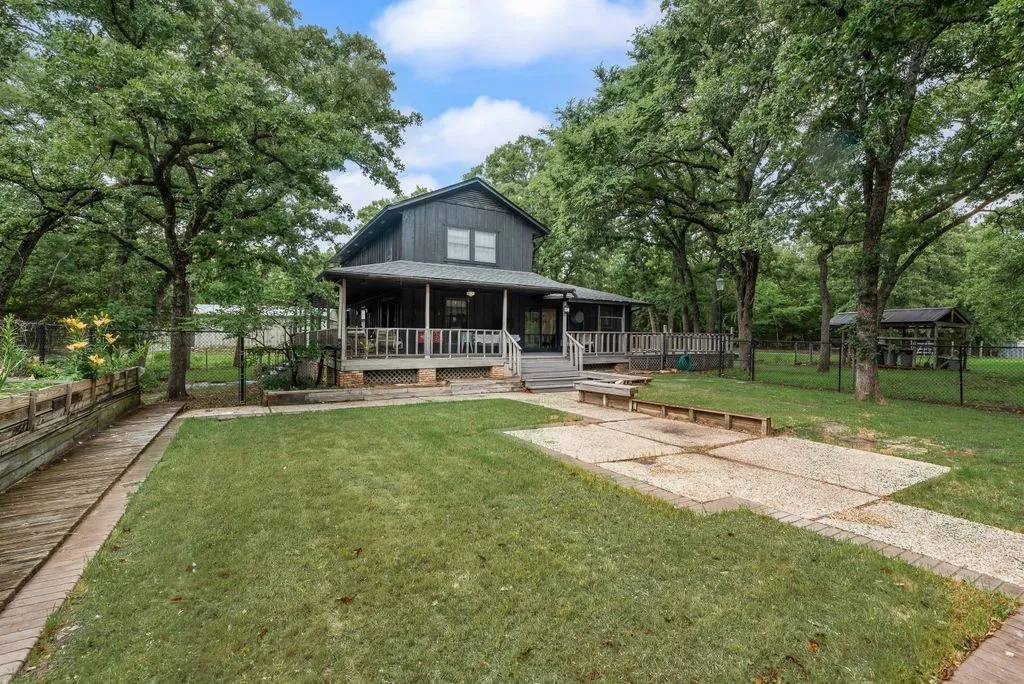 Single Family Residence For Sale in Hunt County , 9875 Old Bridge Road, Terrell, Texas 75160, 4 Bedrooms, 3 Bathrooms, 4 Garage spaces, 3,100 Sqft, built in 1986, Price $774,999, mls#21281913, Real Estate Agent in Terrell, Homes For Sale in Hunt county, Homes For Sale in Terrell, Realtor in Terrell Texas, Real Estate Brokerage Independent Realty Texas, Luminita Cordes Realtor