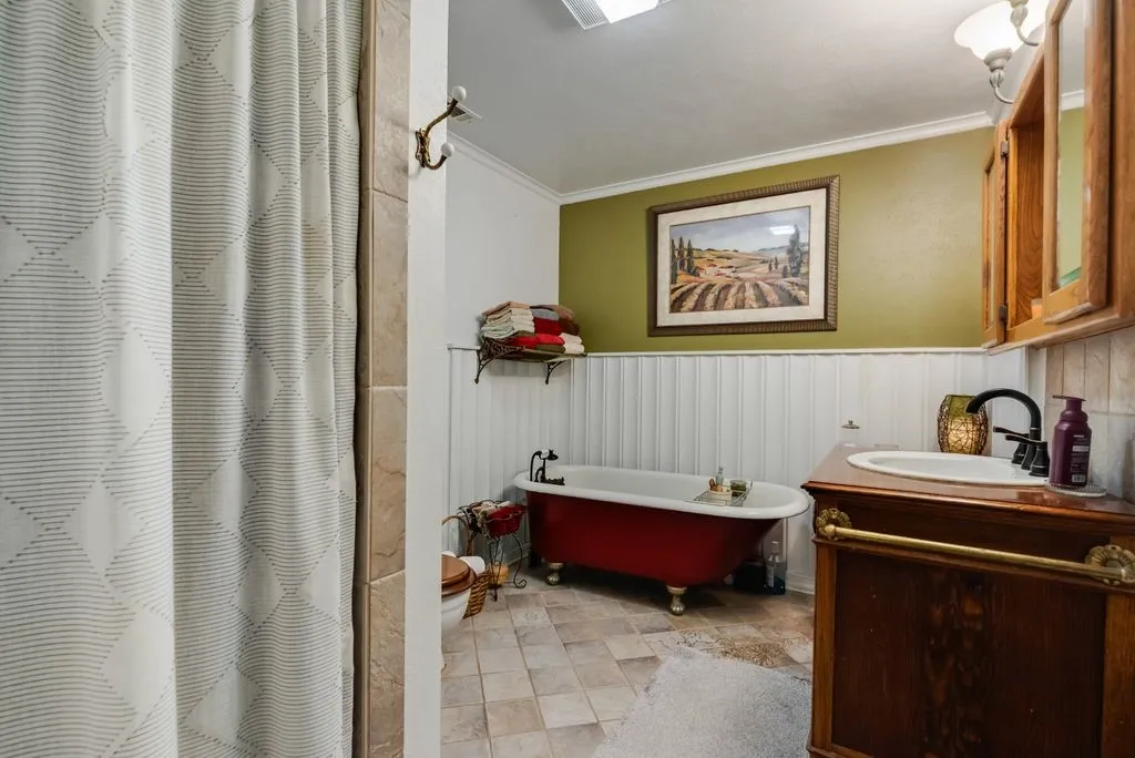 Single Family Residence For Sale in Hunt County , 9875 Old Bridge Road, Terrell, Texas 75160, 4 Bedrooms, 3 Bathrooms, 4 Garage spaces, 3,100 Sqft, built in 1986, Price $774,999, mls#21281913, Real Estate Agent in Terrell, Homes For Sale in Hunt county, Homes For Sale in Terrell, Realtor in Terrell Texas, Real Estate Brokerage Independent Realty Texas, Luminita Cordes Realtor