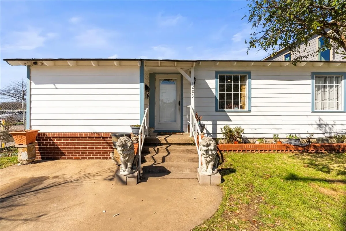 Single Family Residence For Sale in Dallas County , 4203 Bonham Street, Dallas, Texas 75229, 3 Bedrooms, 2 Bathrooms, Garage spaces, 1,120 Sqft, built in 1952, Price $540,000, mls#21281923, Real Estate Agent in Dallas, Homes For Sale in Dallas county, Homes For Sale in Dallas, Realtor in Dallas Texas, Real Estate Brokerage Independent Realty Texas, Luminita Cordes Realtor