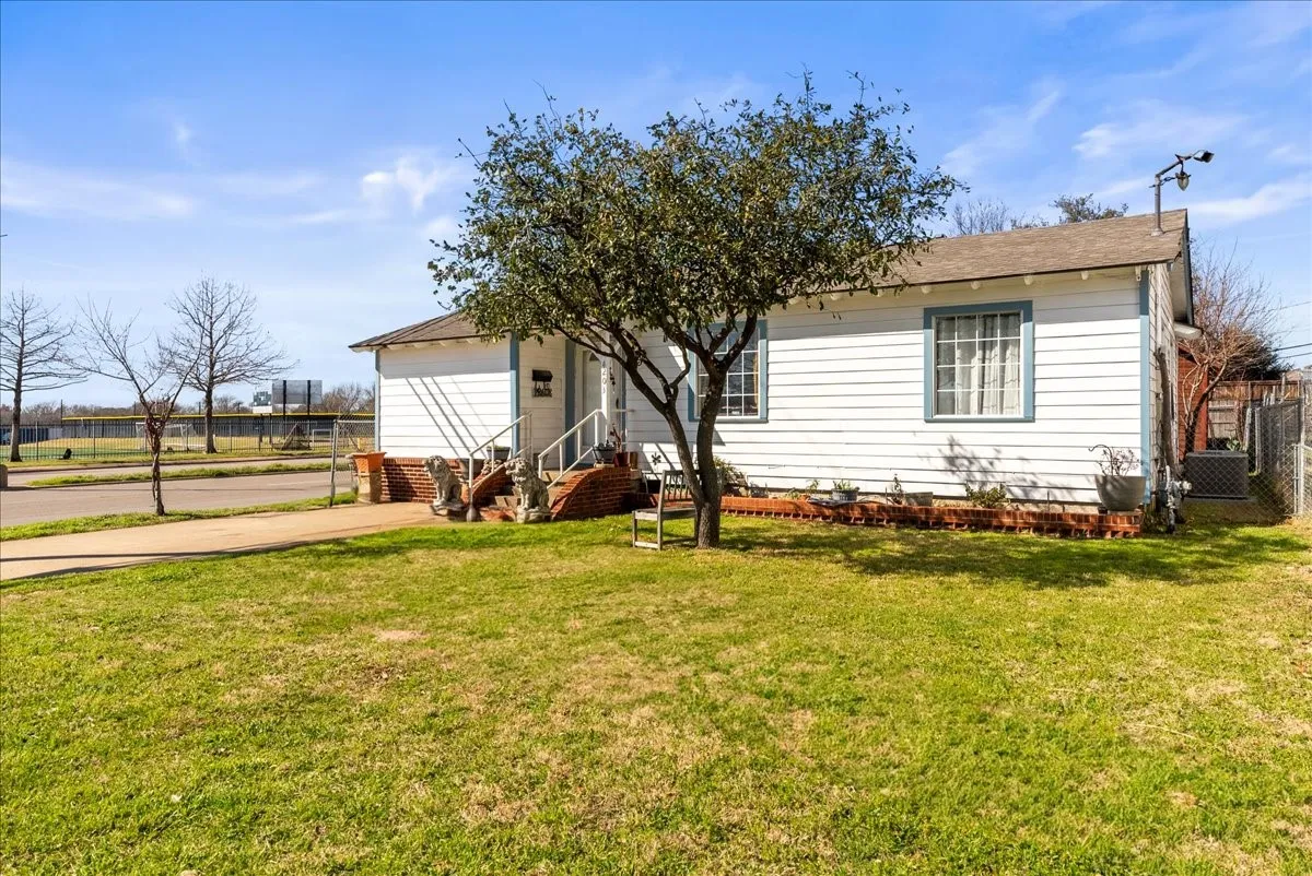 Single Family Residence For Sale in Dallas County , 4203 Bonham Street, Dallas, Texas 75229, 3 Bedrooms, 2 Bathrooms, Garage spaces, 1,120 Sqft, built in 1952, Price $540,000, mls#21281923, Real Estate Agent in Dallas, Homes For Sale in Dallas county, Homes For Sale in Dallas, Realtor in Dallas Texas, Real Estate Brokerage Independent Realty Texas, Luminita Cordes Realtor