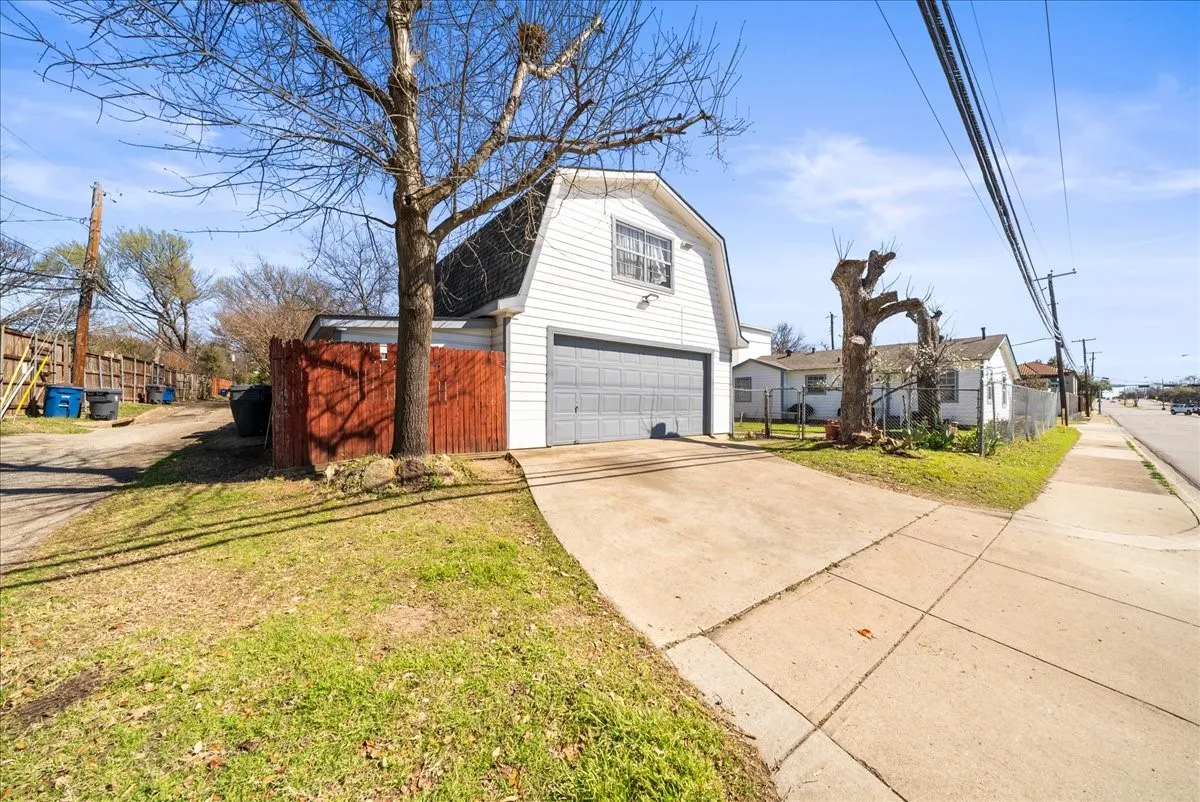Single Family Residence For Sale in Dallas County , 4203 Bonham Street, Dallas, Texas 75229, 3 Bedrooms, 2 Bathrooms, Garage spaces, 1,120 Sqft, built in 1952, Price $540,000, mls#21281923, Real Estate Agent in Dallas, Homes For Sale in Dallas county, Homes For Sale in Dallas, Realtor in Dallas Texas, Real Estate Brokerage Independent Realty Texas, Luminita Cordes Realtor