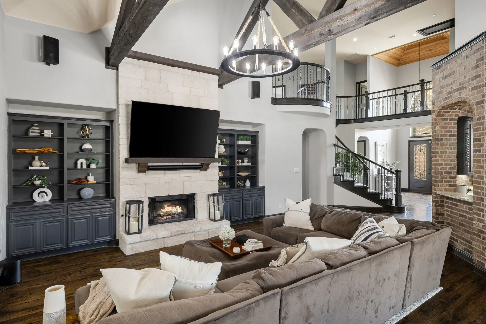  fireplace/built-ins