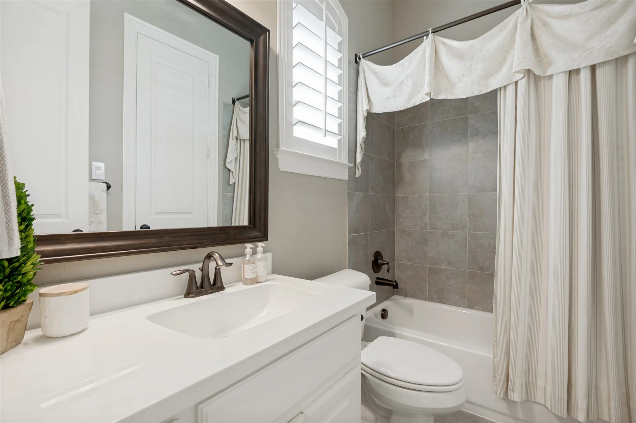 Single Family Residence For Sale in Collin County , 8025 Shackelford Drive, Frisco, Texas 75035, 5 Bedroom, 6 Bathroom, 3 Garage spaces, 4,325 Sqft, built in 2015, mls#21281123, Real Estate Agent in Frisco, Homes For Sale in Collin county, Homes For Sale in Frisco, Realtor in Frisco Texas, Real Estate Brokerage Independent Realty Texas, Luminita Cordes Realtor
