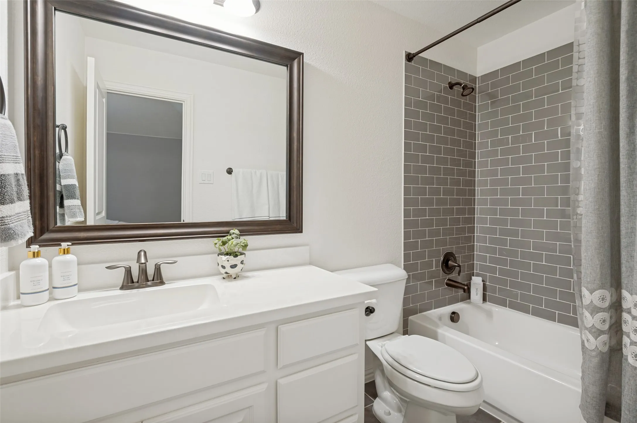 Single Family Residence For Sale in Collin County , 8025 Shackelford Drive, Frisco, Texas 75035, 5 Bedroom, 6 Bathroom, 3 Garage spaces, 4,325 Sqft, built in 2015, mls#21281123, Real Estate Agent in Frisco, Homes For Sale in Collin county, Homes For Sale in Frisco, Realtor in Frisco Texas, Real Estate Brokerage Independent Realty Texas, Luminita Cordes Realtor