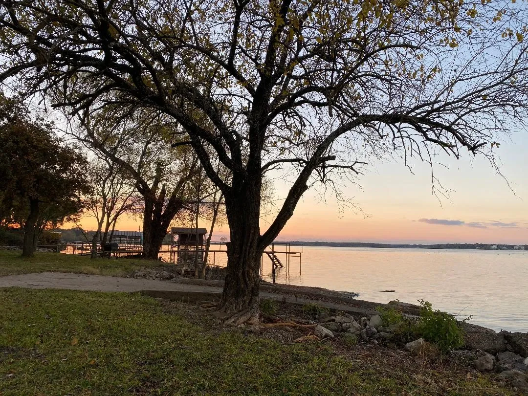 Single Family Residence For Sale in Hunt County , 10065 Comanche, Quinlan, Texas 75474, 3 Bedrooms, 2 Bathrooms, 1 Garage spaces, 1,152 Sqft, built in 1984, Price $299,999, mls#21281512, Real Estate Agent in Quinlan, Homes For Sale in Hunt county, Homes For Sale in Quinlan, Realtor in Quinlan Texas, Real Estate Brokerage Independent Realty Texas, Luminita Cordes Realtor