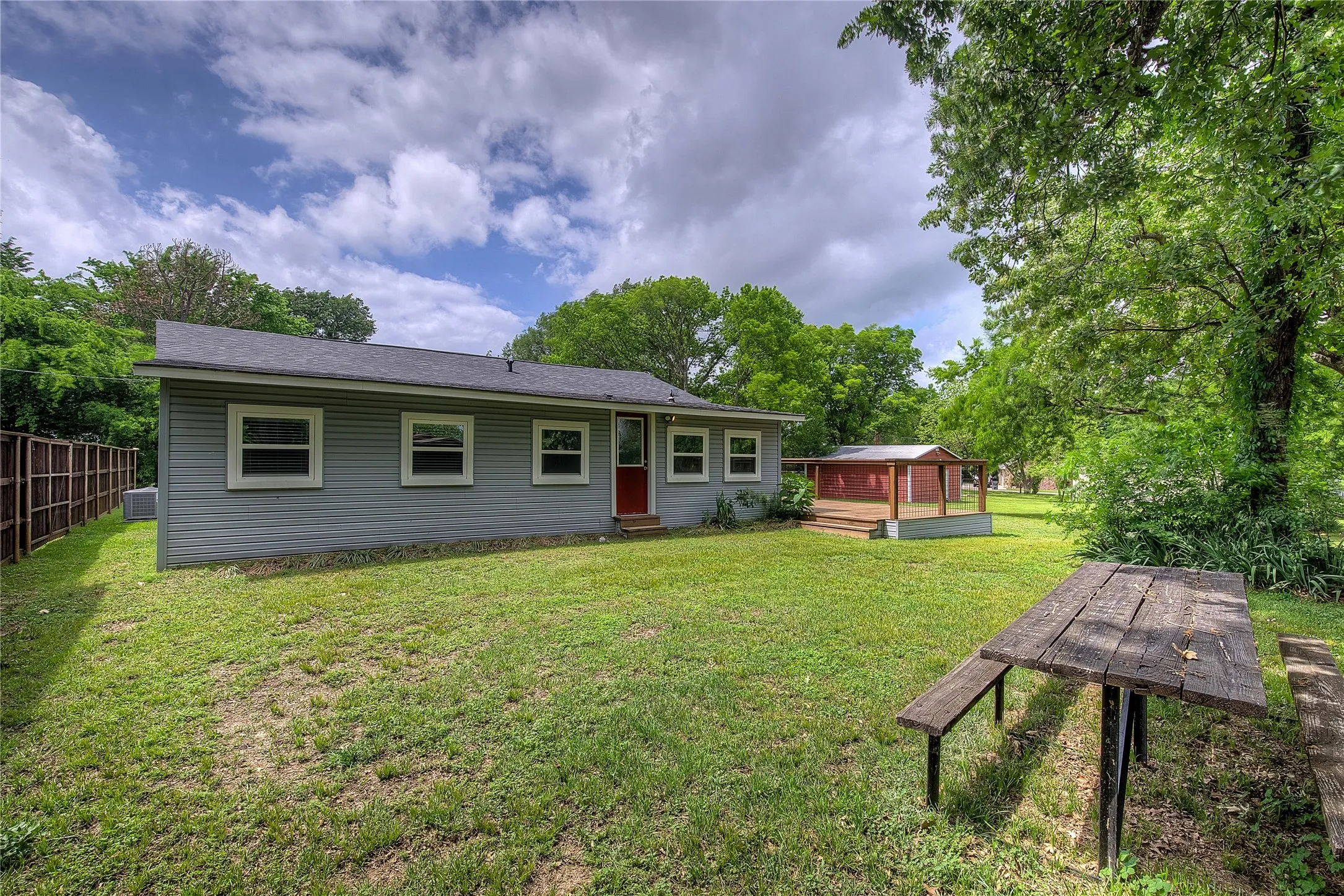 Single Family Residence For Sale in Hunt County , 10065 Comanche, Quinlan, Texas 75474, 3 Bedrooms, 2 Bathrooms, 1 Garage spaces, 1,152 Sqft, built in 1984, Price $299,999, mls#21281512, Real Estate Agent in Quinlan, Homes For Sale in Hunt county, Homes For Sale in Quinlan, Realtor in Quinlan Texas, Real Estate Brokerage Independent Realty Texas, Luminita Cordes Realtor
