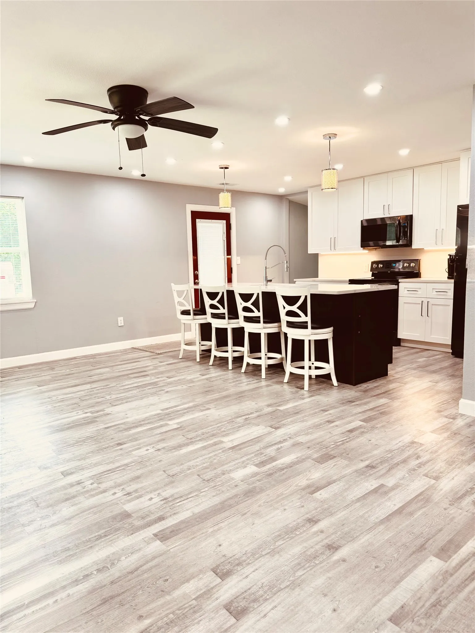 Single Family Residence For Sale in Hunt County , 10065 Comanche, Quinlan, Texas 75474, 3 Bedrooms, 2 Bathrooms, 1 Garage spaces, 1,152 Sqft, built in 1984, Price $299,999, mls#21281512, Real Estate Agent in Quinlan, Homes For Sale in Hunt county, Homes For Sale in Quinlan, Realtor in Quinlan Texas, Real Estate Brokerage Independent Realty Texas, Luminita Cordes Realtor