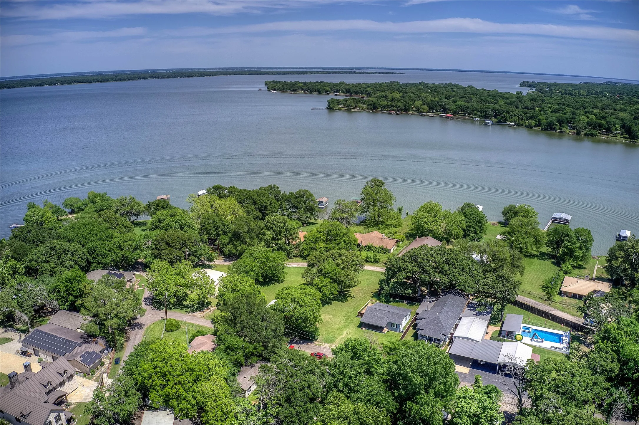 Single Family Residence For Sale in Hunt County , 10065 Comanche, Quinlan, Texas 75474, 3 Bedrooms, 2 Bathrooms, 1 Garage spaces, 1,152 Sqft, built in 1984, Price $299,999, mls#21281512, Real Estate Agent in Quinlan, Homes For Sale in Hunt county, Homes For Sale in Quinlan, Realtor in Quinlan Texas, Real Estate Brokerage Independent Realty Texas, Luminita Cordes Realtor