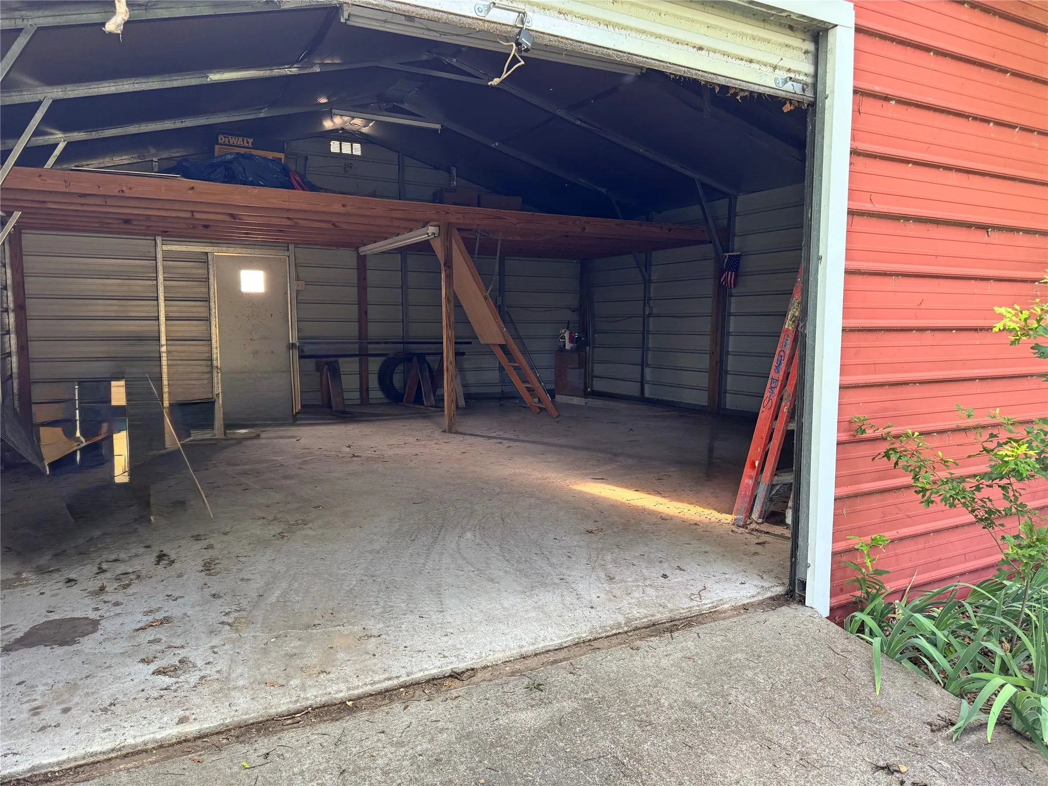 Single Family Residence For Sale in Hunt County , 10065 Comanche, Quinlan, Texas 75474, 3 Bedrooms, 2 Bathrooms, 1 Garage spaces, 1,152 Sqft, built in 1984, Price $299,999, mls#21281512, Real Estate Agent in Quinlan, Homes For Sale in Hunt county, Homes For Sale in Quinlan, Realtor in Quinlan Texas, Real Estate Brokerage Independent Realty Texas, Luminita Cordes Realtor