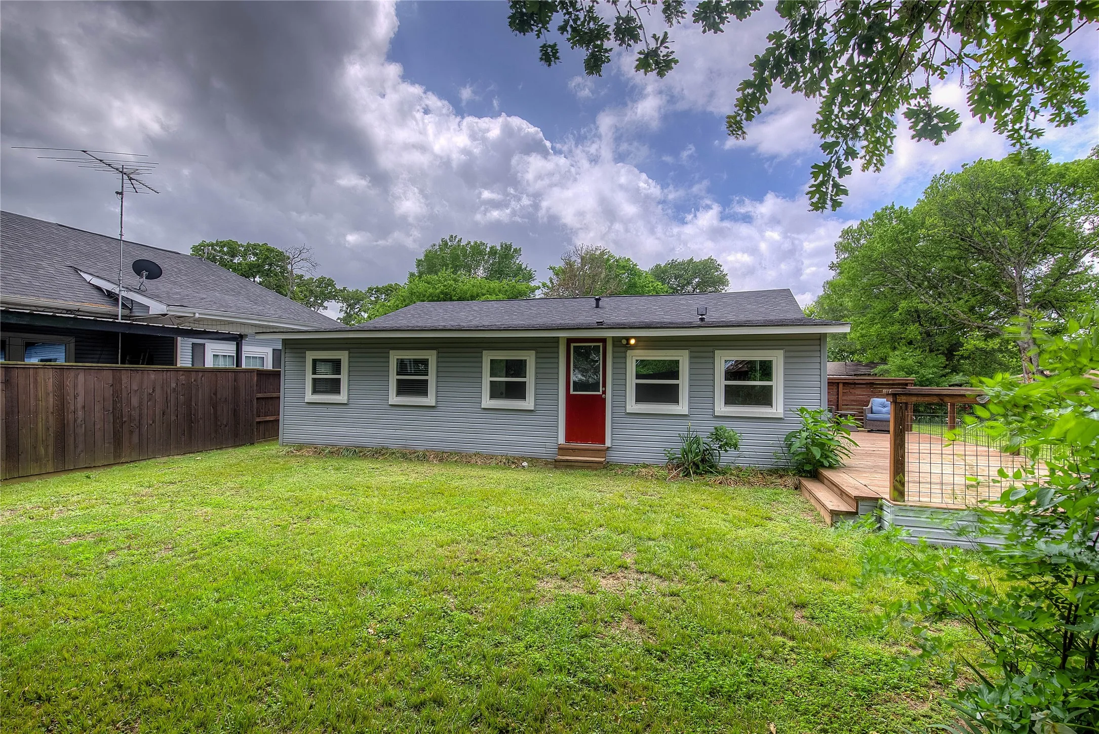 Single Family Residence For Sale in Hunt County , 10065 Comanche, Quinlan, Texas 75474, 3 Bedrooms, 2 Bathrooms, 1 Garage spaces, 1,152 Sqft, built in 1984, Price $299,999, mls#21281512, Real Estate Agent in Quinlan, Homes For Sale in Hunt county, Homes For Sale in Quinlan, Realtor in Quinlan Texas, Real Estate Brokerage Independent Realty Texas, Luminita Cordes Realtor