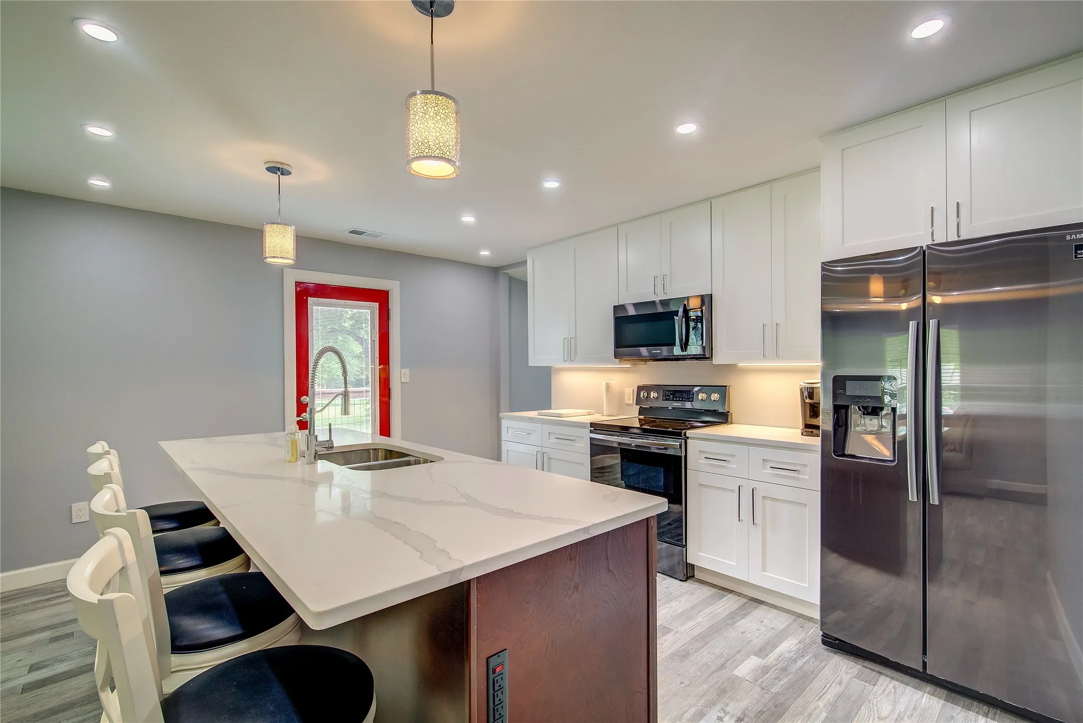 Single Family Residence For Sale in Hunt County , 10065 Comanche, Quinlan, Texas 75474, 3 Bedrooms, 2 Bathrooms, 1 Garage spaces, 1,152 Sqft, built in 1984, Price $299,999, mls#21281512, Real Estate Agent in Quinlan, Homes For Sale in Hunt county, Homes For Sale in Quinlan, Realtor in Quinlan Texas, Real Estate Brokerage Independent Realty Texas, Luminita Cordes Realtor