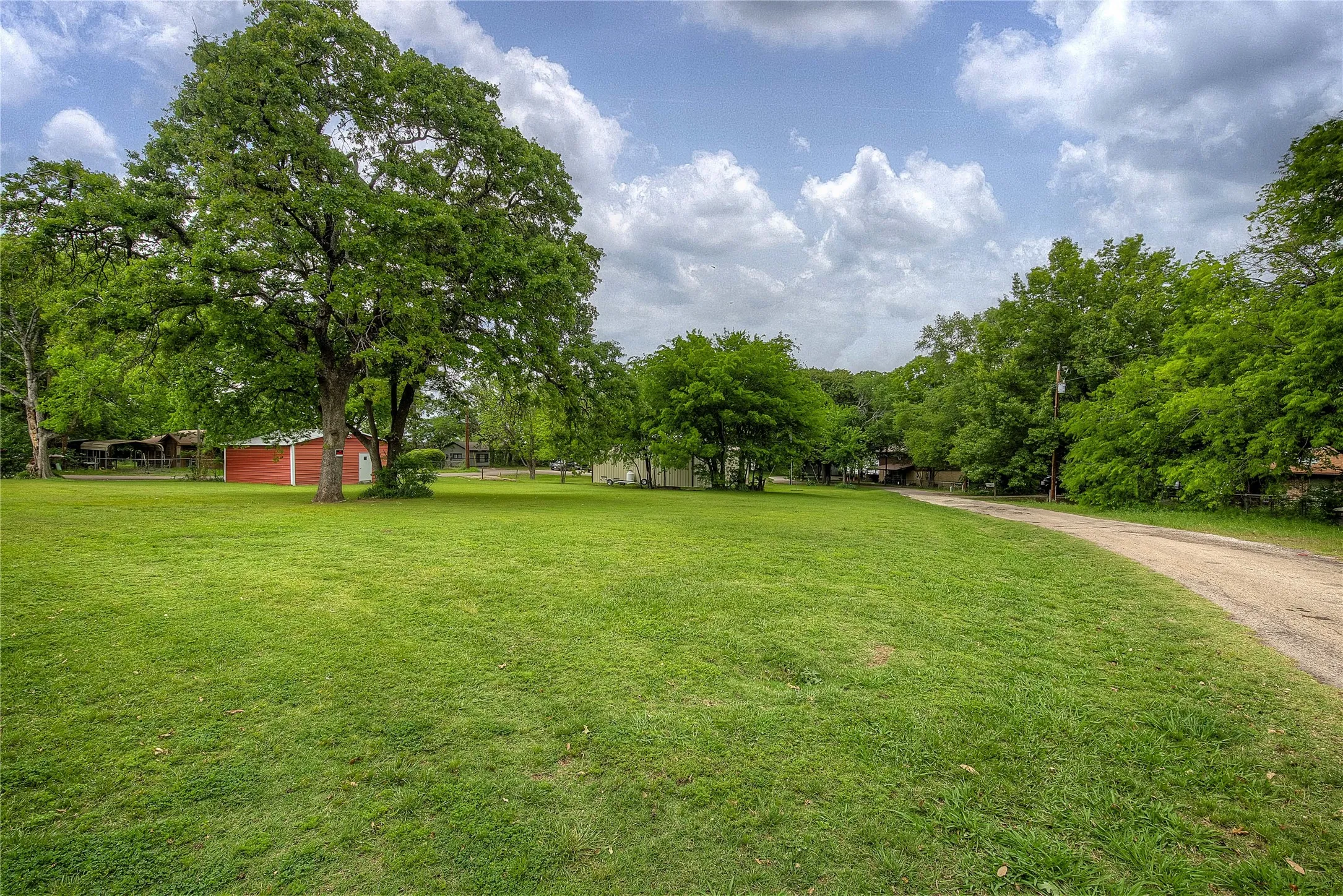 Single Family Residence For Sale in Hunt County , 10065 Comanche, Quinlan, Texas 75474, 3 Bedrooms, 2 Bathrooms, 1 Garage spaces, 1,152 Sqft, built in 1984, Price $299,999, mls#21281512, Real Estate Agent in Quinlan, Homes For Sale in Hunt county, Homes For Sale in Quinlan, Realtor in Quinlan Texas, Real Estate Brokerage Independent Realty Texas, Luminita Cordes Realtor