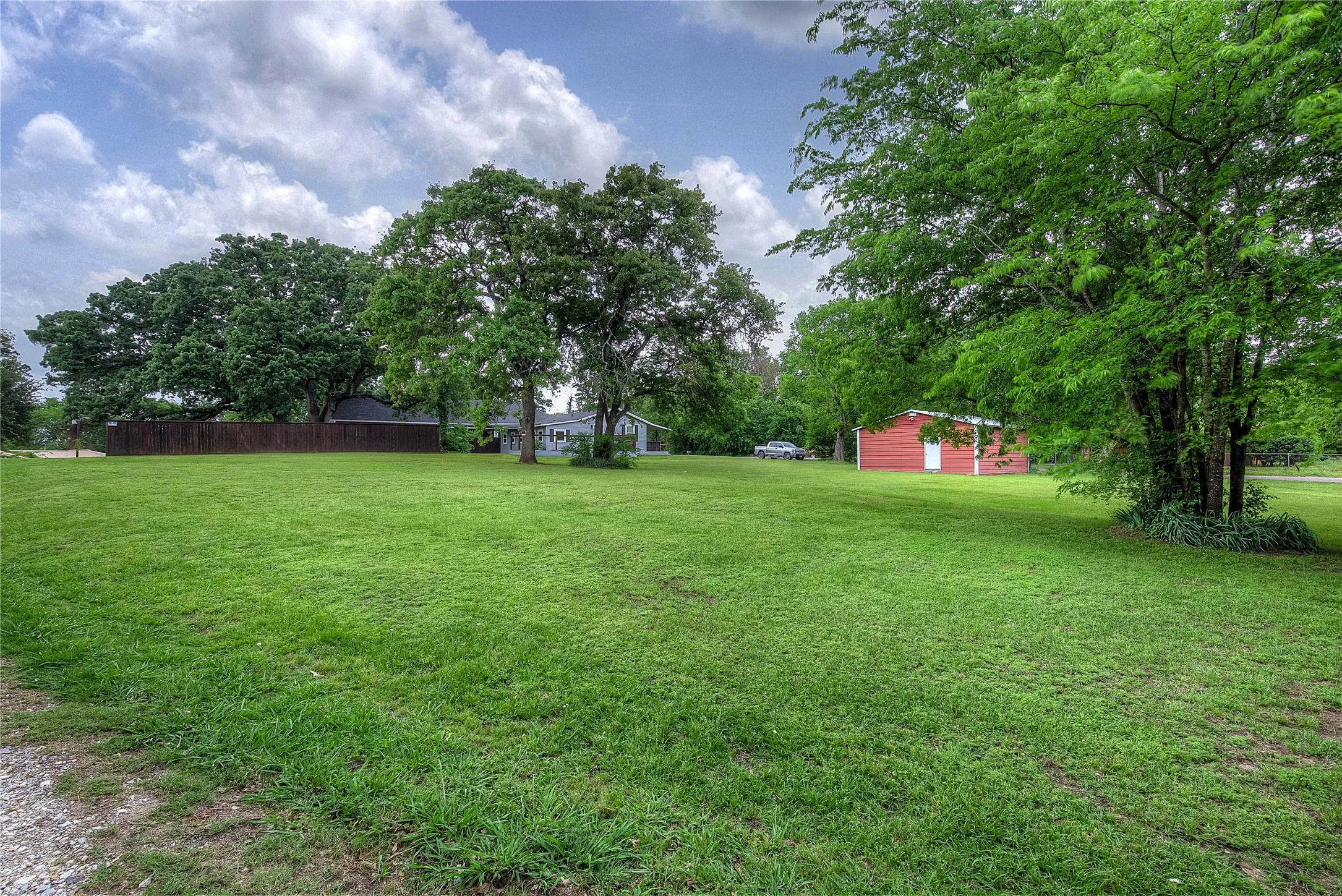 Single Family Residence For Sale in Hunt County , 10065 Comanche, Quinlan, Texas 75474, 3 Bedrooms, 2 Bathrooms, 1 Garage spaces, 1,152 Sqft, built in 1984, Price $299,999, mls#21281512, Real Estate Agent in Quinlan, Homes For Sale in Hunt county, Homes For Sale in Quinlan, Realtor in Quinlan Texas, Real Estate Brokerage Independent Realty Texas, Luminita Cordes Realtor
